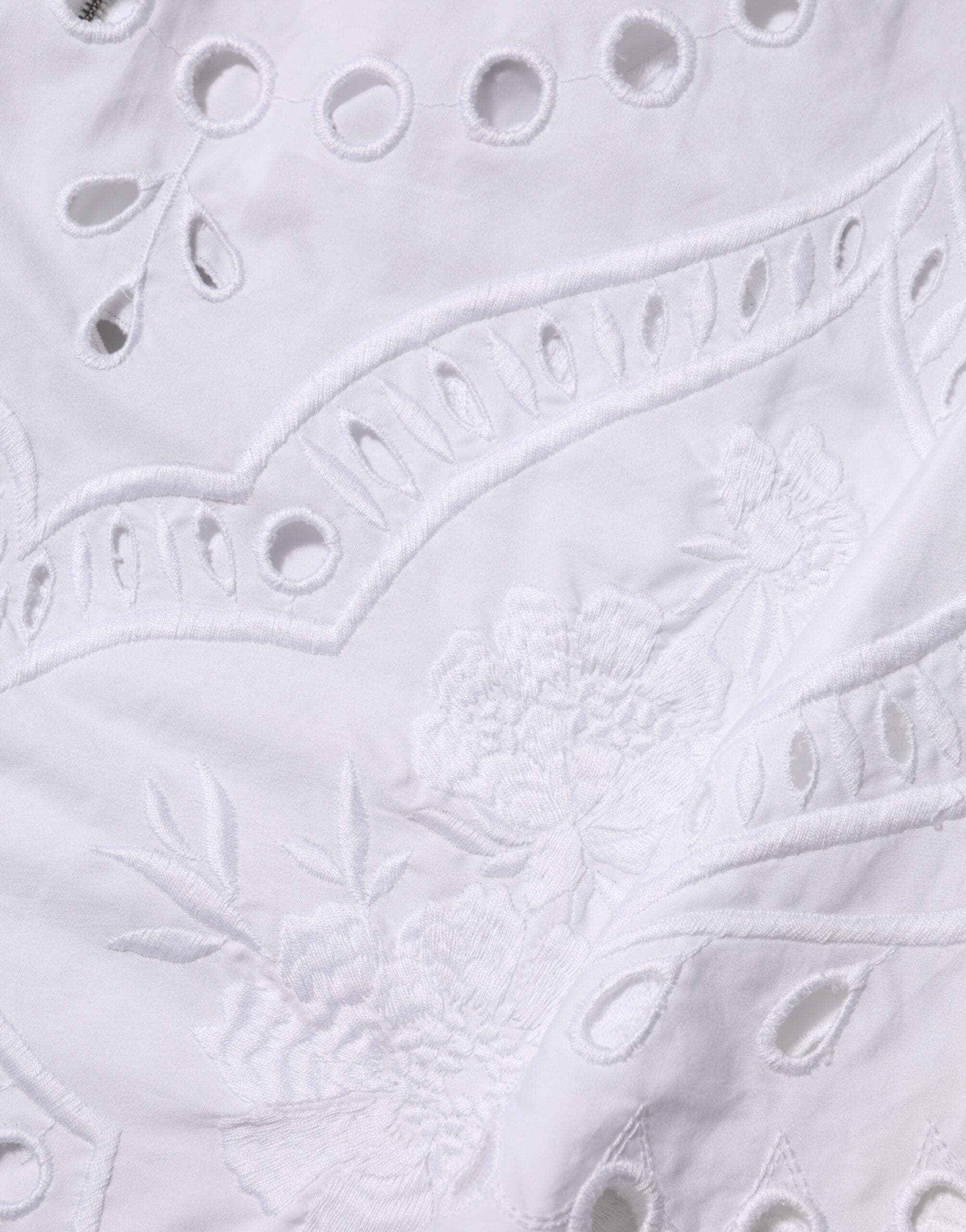 Robe courte blanche Dolce & Gabbana à coupe découpée, style robe fourreau en ligne A, élégante et moderne.