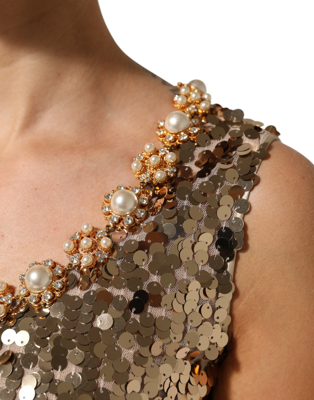 Robe courte en nylon doré à sequins de style fourreau en ligne A, conçue par Dolce & Gabbana.