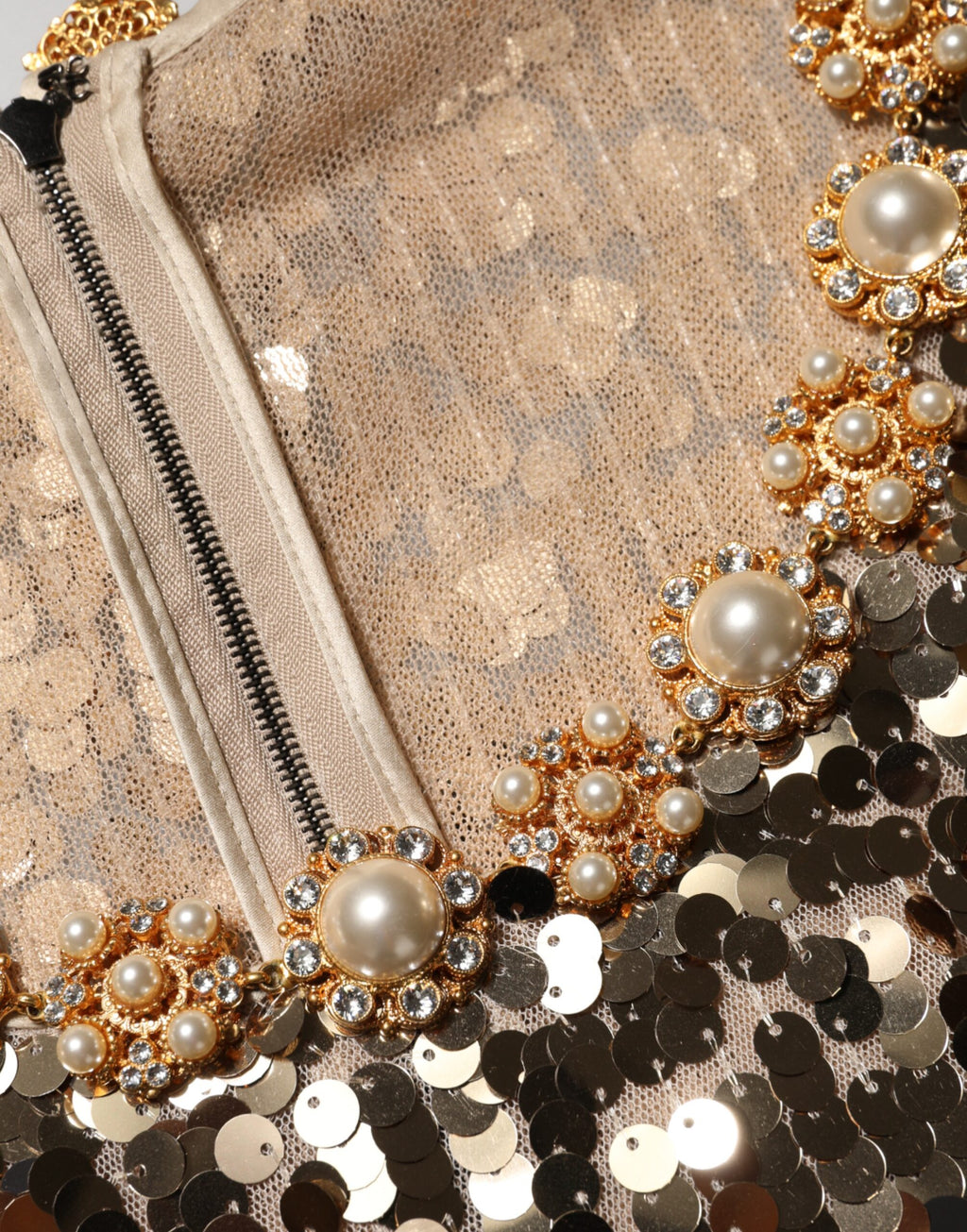 Robe courte en nylon or à sequins de style évasé Dolce & Gabbana, silhouette ajustée et brillante.