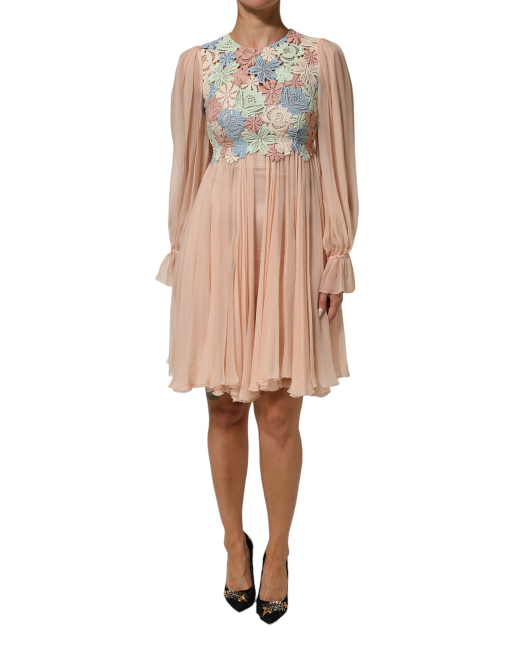 Robe plissée en forme A de Dolce & Gabbana avec broderie florale rose et détails élégants, parfaite pour une occasion spéciale.