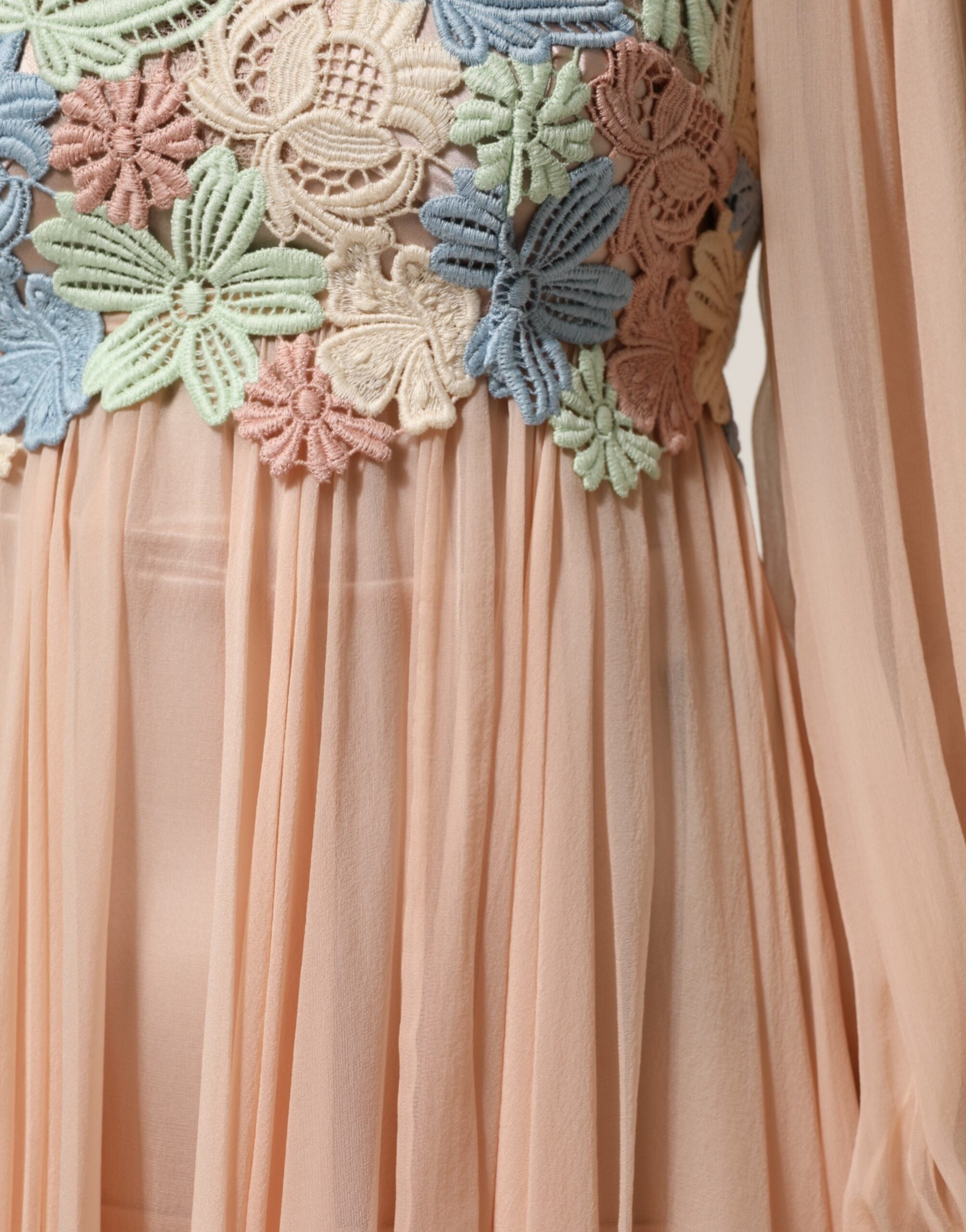 Robe plissée à ligne A de Dolce & Gabbana avec broderie florale rose, élégante et féminine.