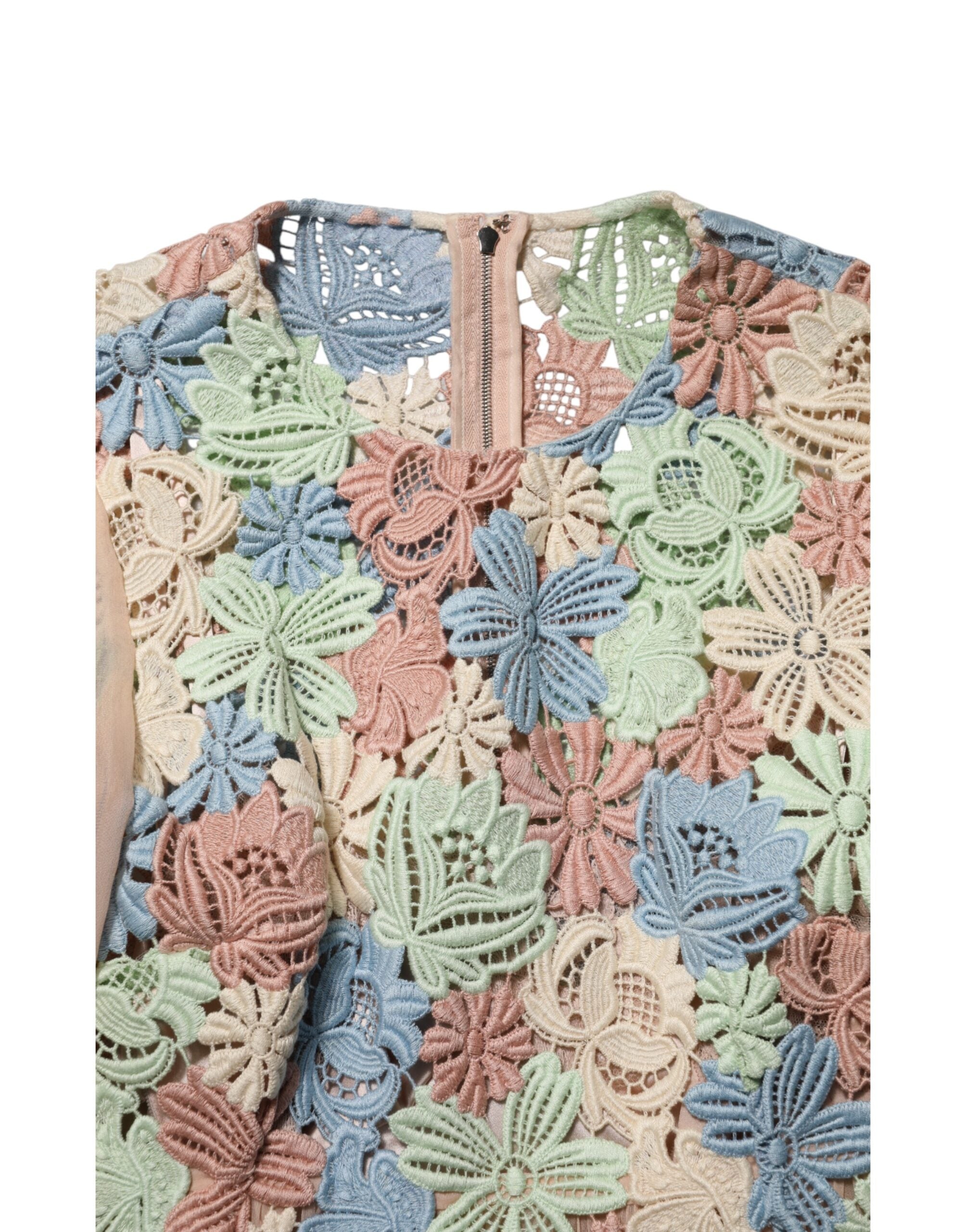 Robe plissée A-line rose et fleurs brodées de Dolce & Gabbana, élégante et féminine sur mannequin.