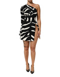 Robe courte noire et blanche Dolce & Gabbana à une épaule avec fente haute, style élégant et sophistiqué.