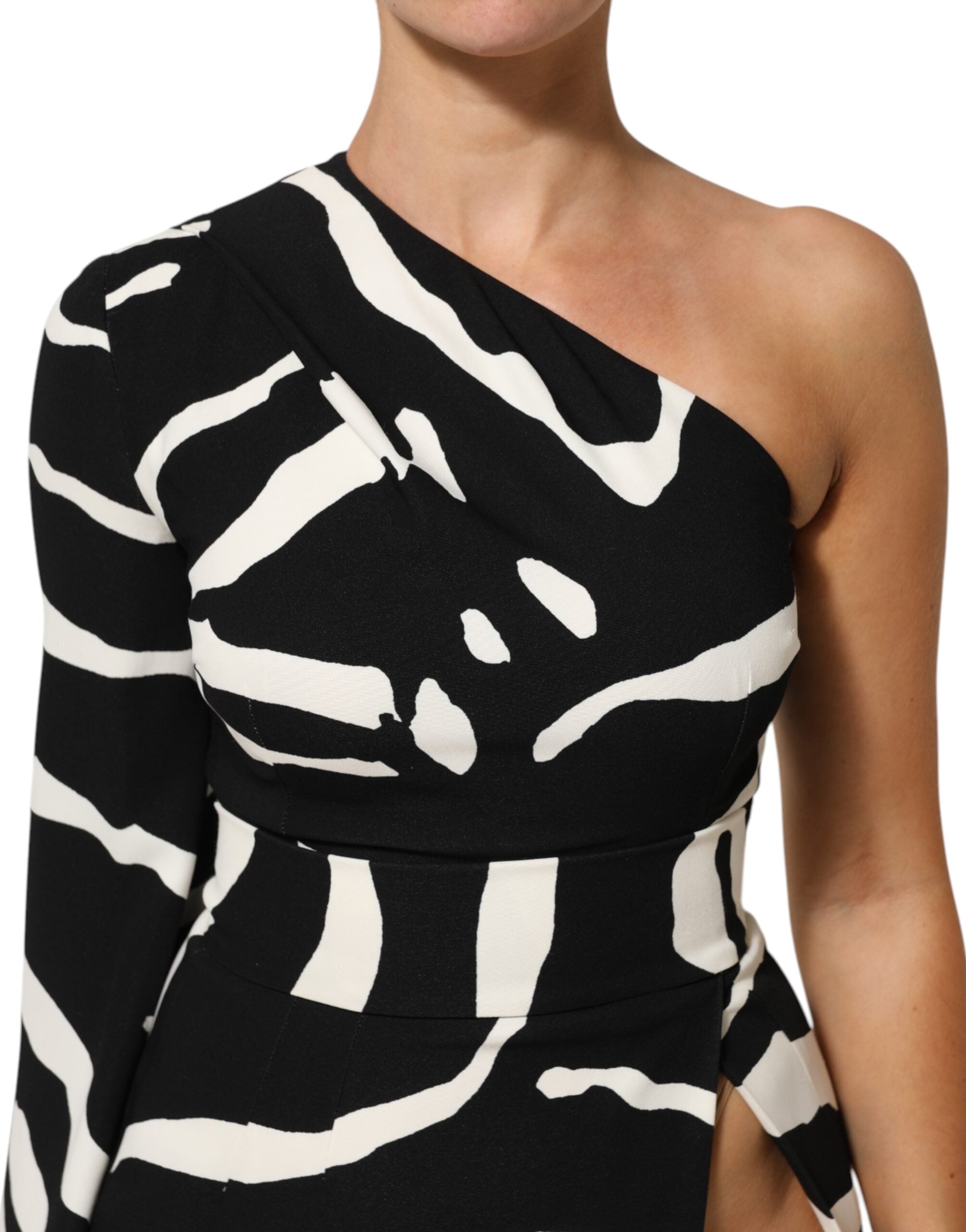 Robe courte à une épaule Dolce & Gabbana, noire et blanche, avec fente haute et design élégant.