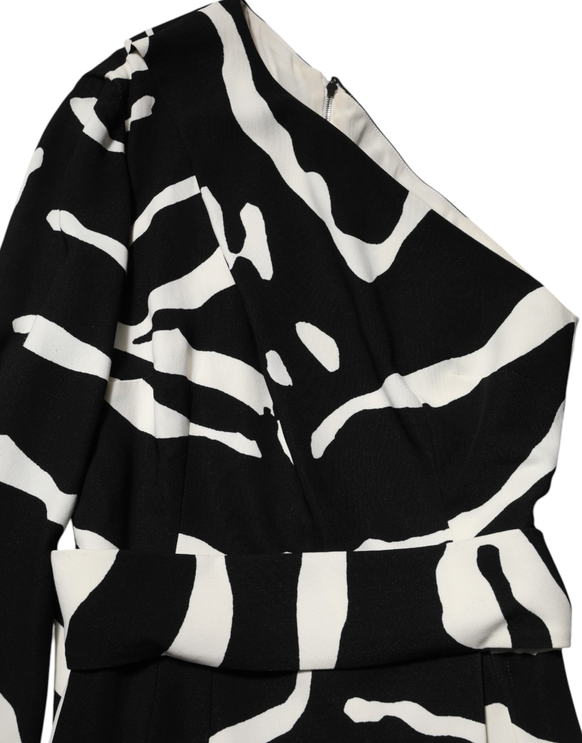 Robe mini noire et blanche à une épaule avec fente haute de Dolce & Gabbana, élégante et moderne.