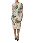 Robe midi en soie blanche avec motif floral Dolce & Gabbana, coupe ajustée et élégante, portée par une mannequin.
