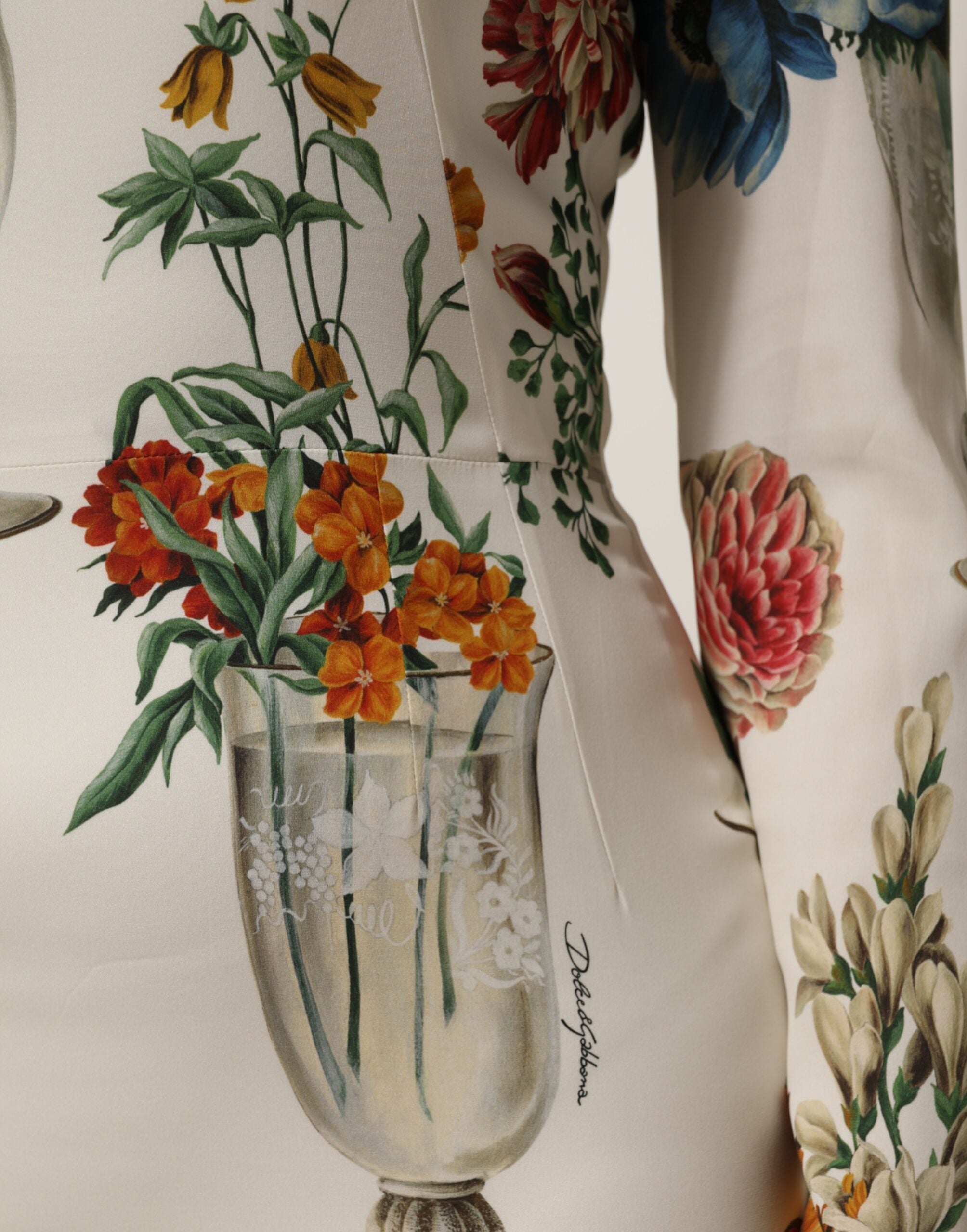 Robe midi en soie blanche Dolce & Gabbana avec motif floral, coupe ajustée et élégante, vue de face.