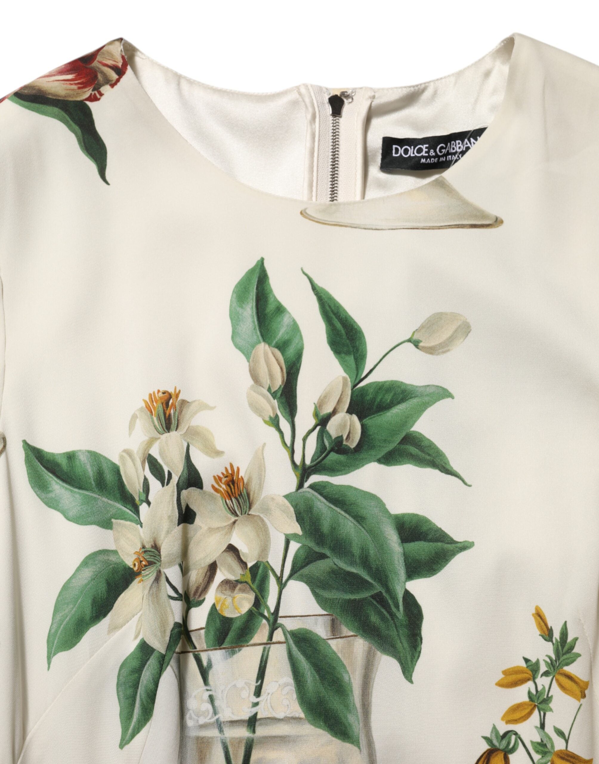 Robe midi en soie blanche Dolce & Gabbana avec motif floral, coupe ajustée et élégante, parfaite pour une tenue sophistiquée.