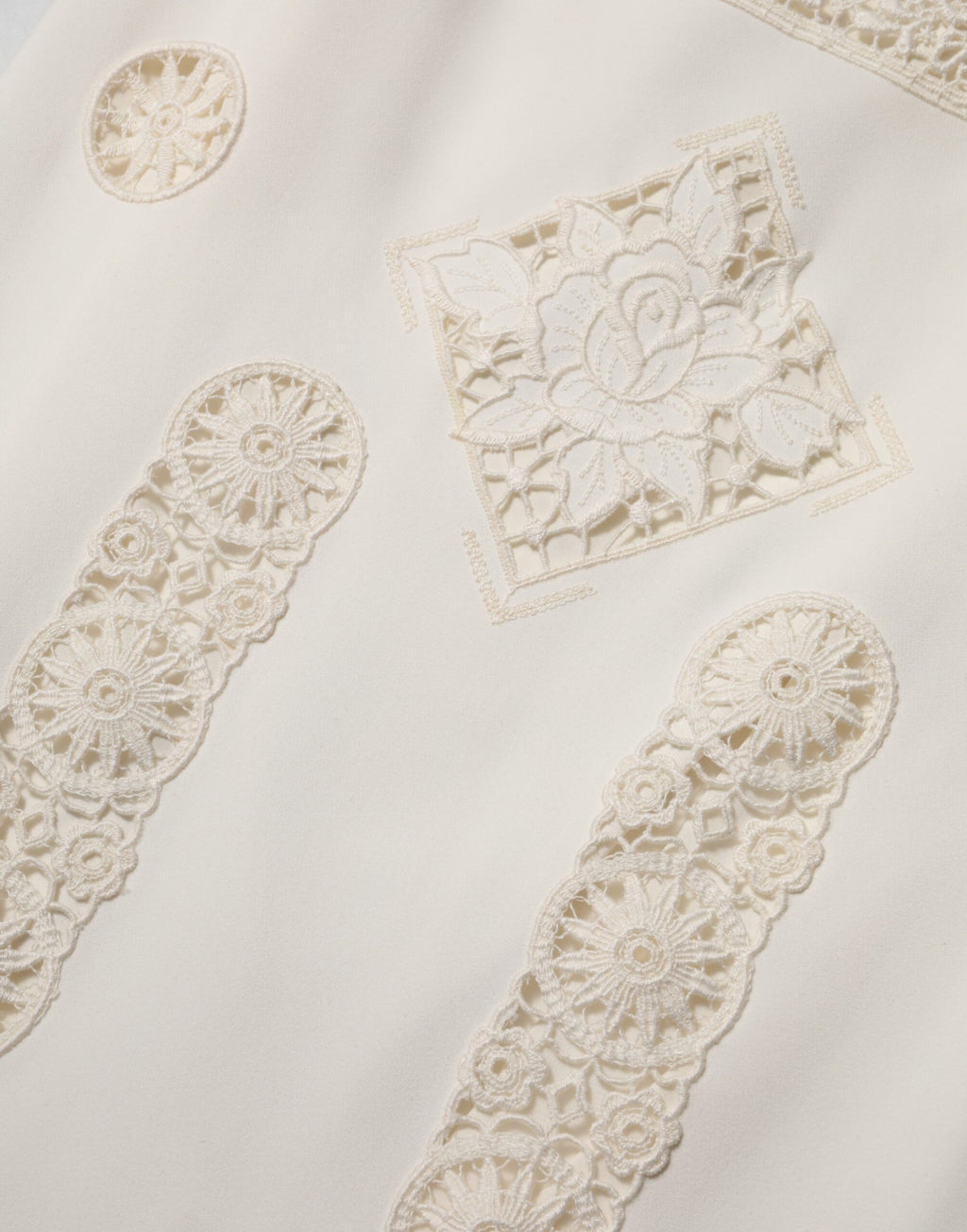 Robe midi sans manches Dolce & Gabbana blanche avec dentelle florale, élégante et sophistiquée, vue de face.
