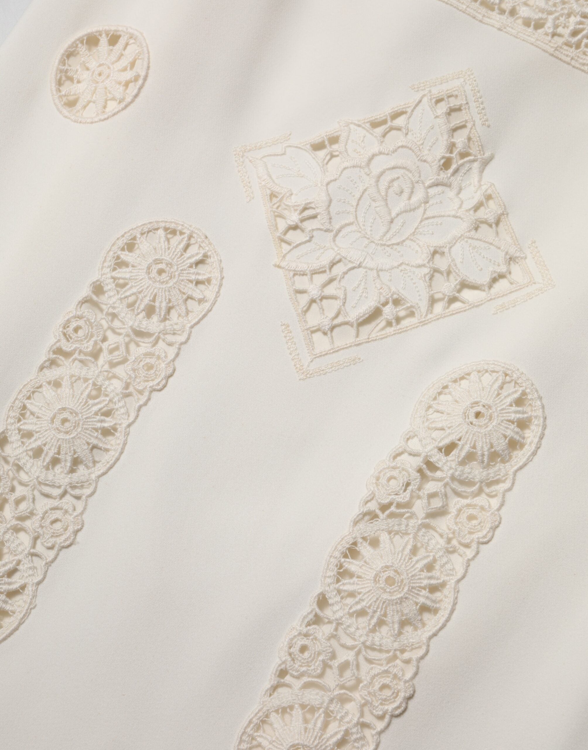 Robe midi sans manches Dolce & Gabbana blanche avec dentelle florale, élégante et sophistiquée, vue de face.