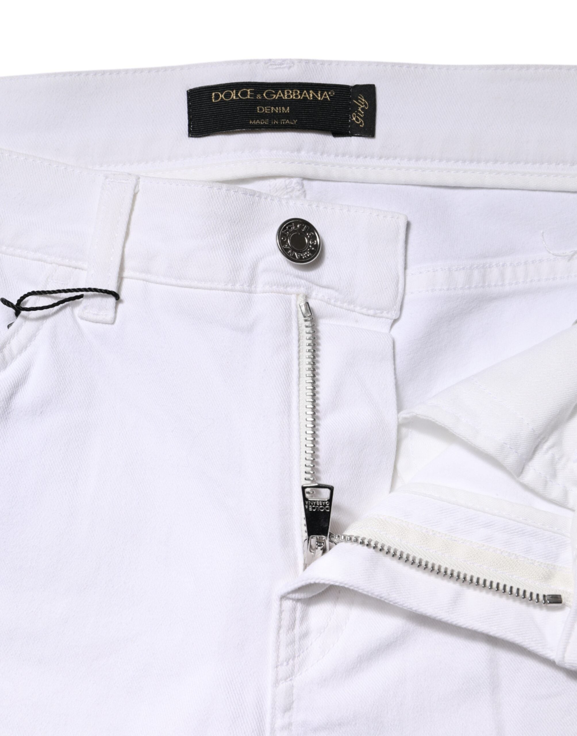 Jeans en denim blanc Dolce & Gabbana avec broderies florales girly et détails élégants, pour un style féminin et tendance.