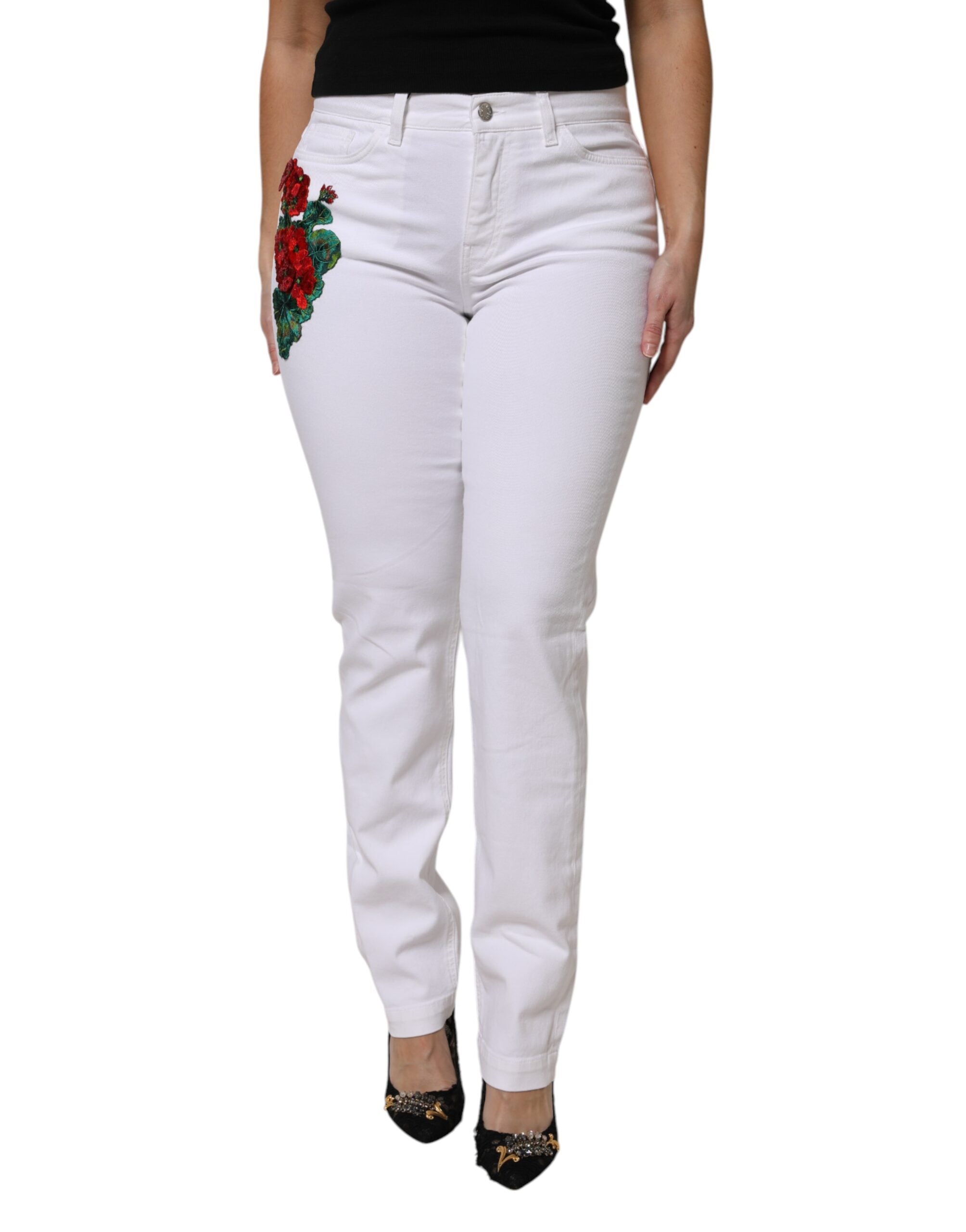 Jeans en denim blanc Dolce & Gabbana avec broderies florales girly et détails élégants, vue de face.