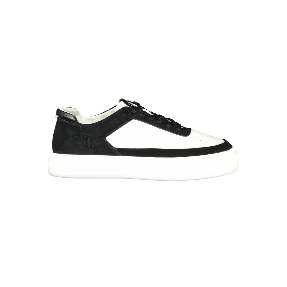 Sneaker homme Calvin Klein en polyuréthane blanc, style moderne et confortable, vue de profil.