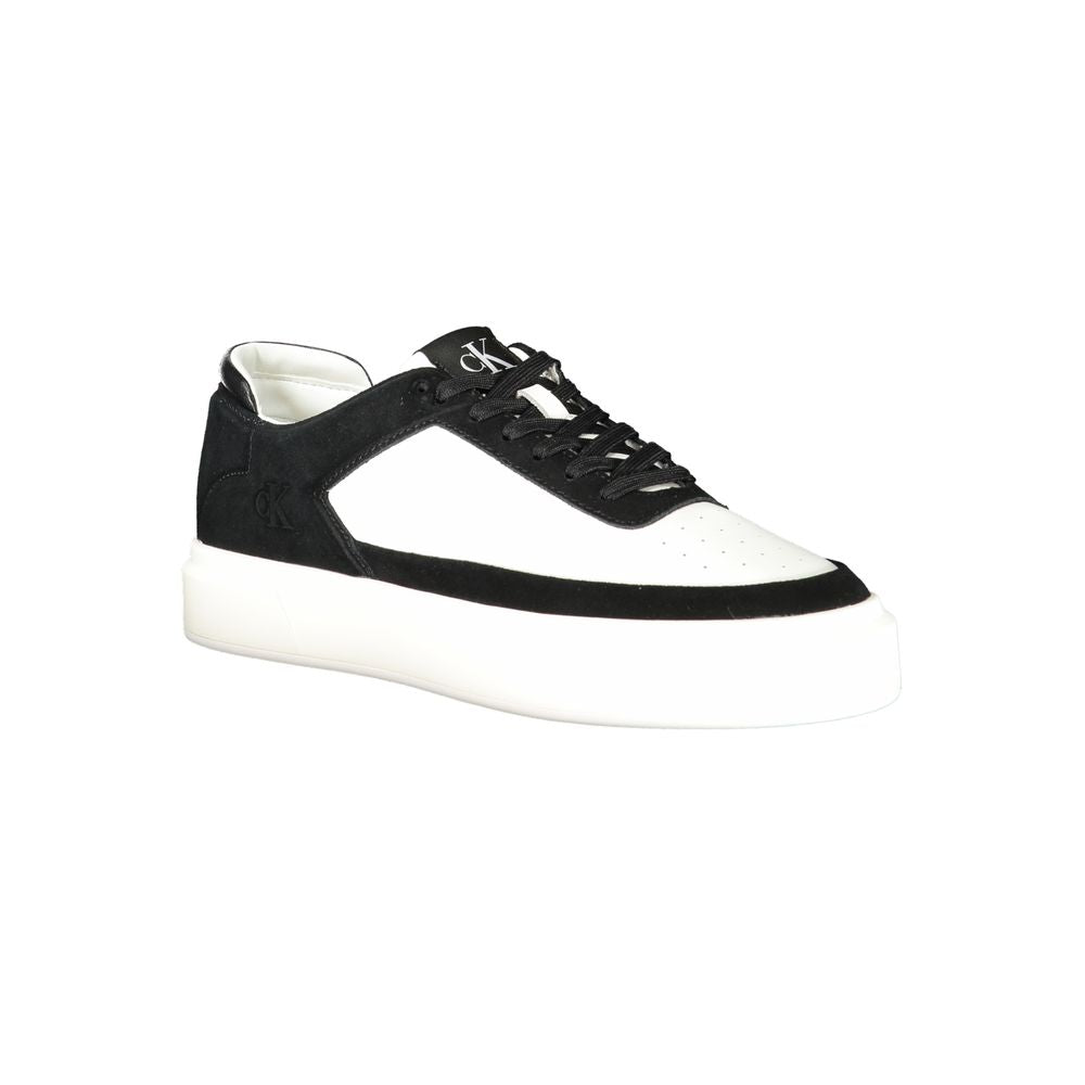 Sneakers blanches en polyuréthane pour hommes de la marque Calvin Klein, vue de profil, style moderne et confortable.