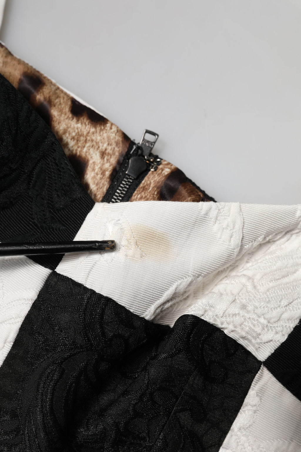 Bustier corset noir et blanc Dolce & Gabbana, haut court en dentelle avec détails élégants, visible sur l'image.