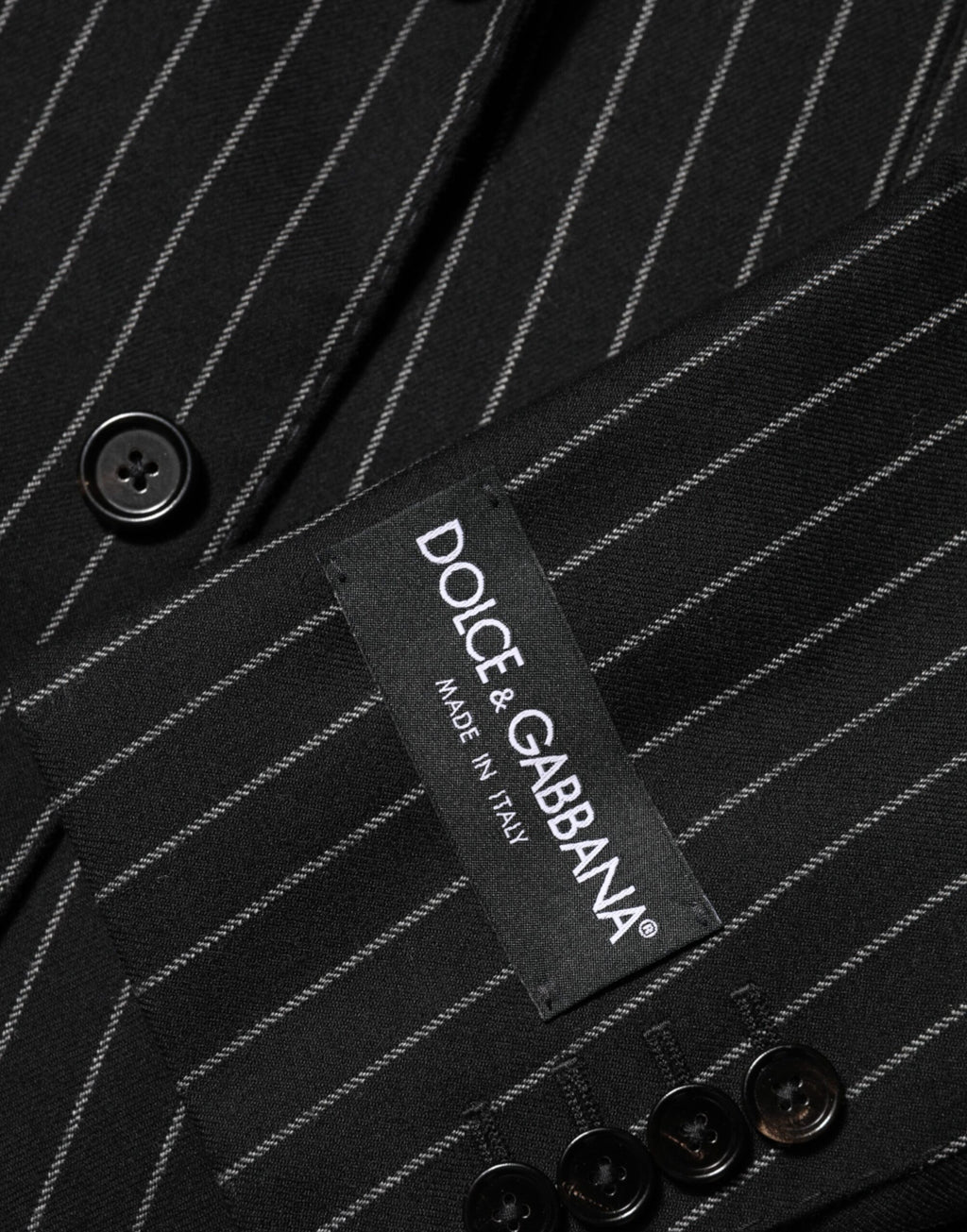 Veste blazer noire à rayures Dolce & Gabbana avec deux boutons, élégante et ajustée, pour un style sophistiqué.