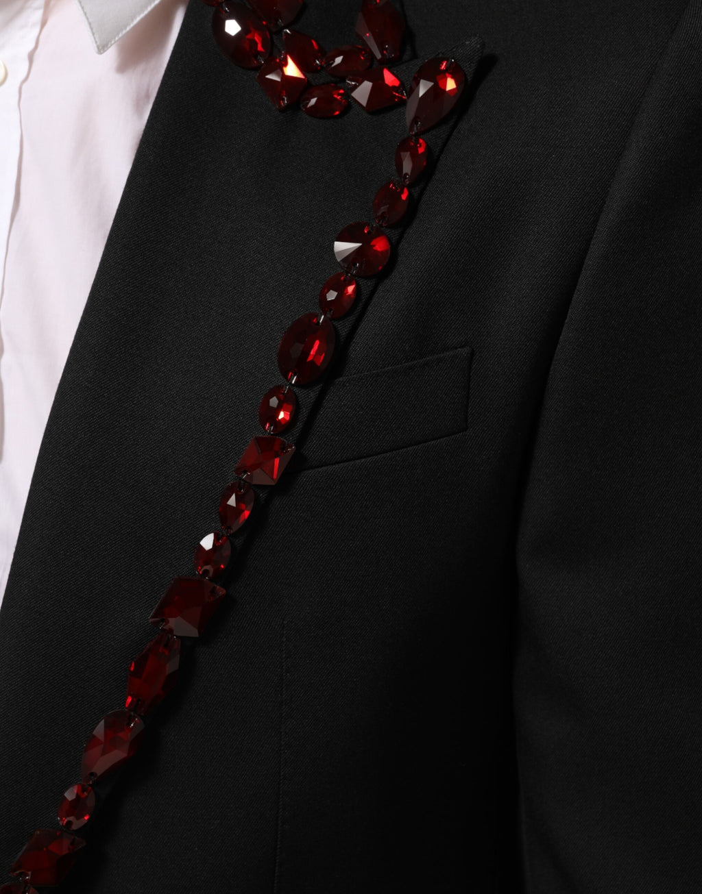 Blazer homme noir Dolce & Gabbana Sicilia orné de cristaux, élégant et sophistiqué, vue de face avec détails en cristaux.