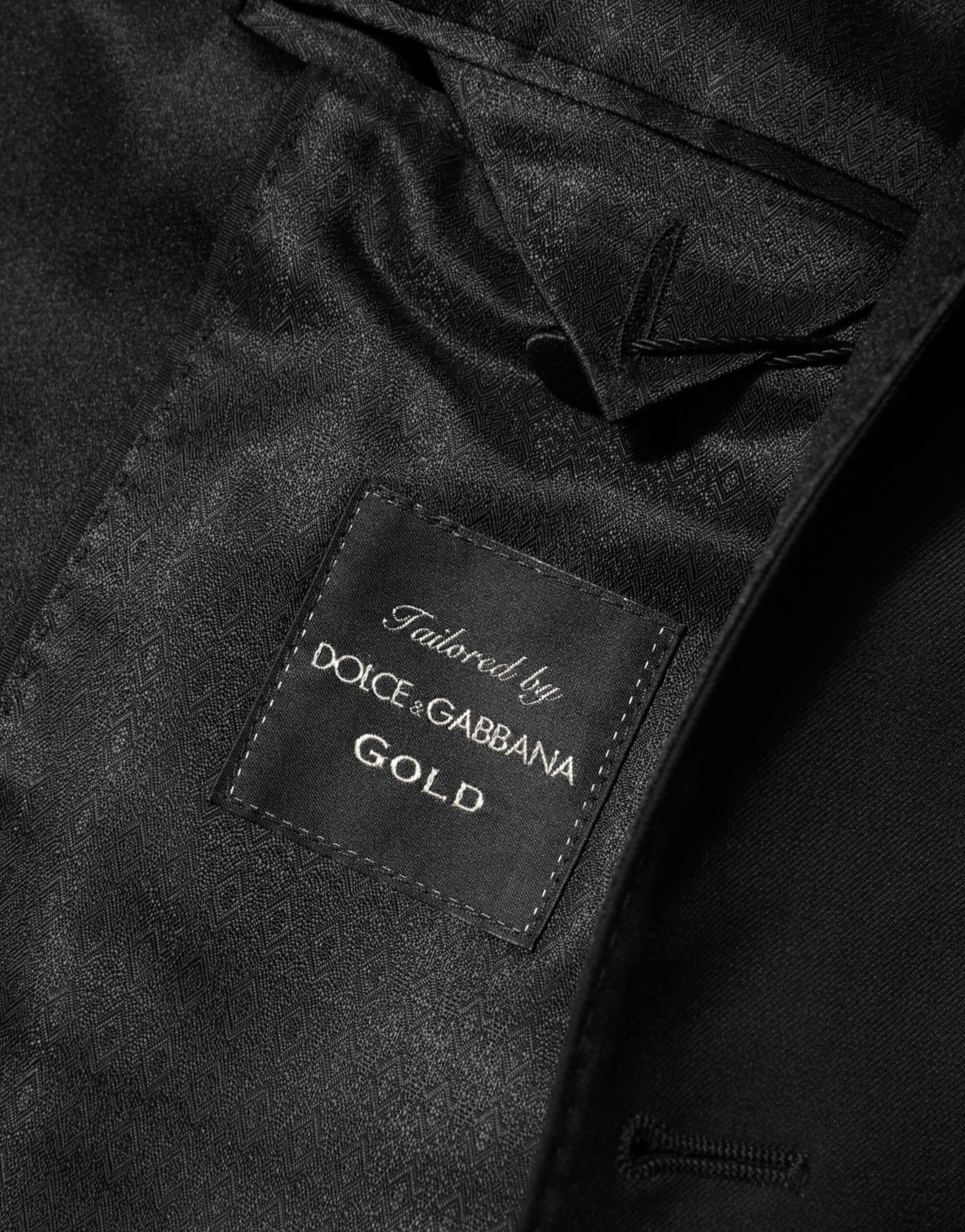 Costume blazer homme en laine noire Dolce & Gabbana avec un bouton or, élégance sophistiquée et style classique.