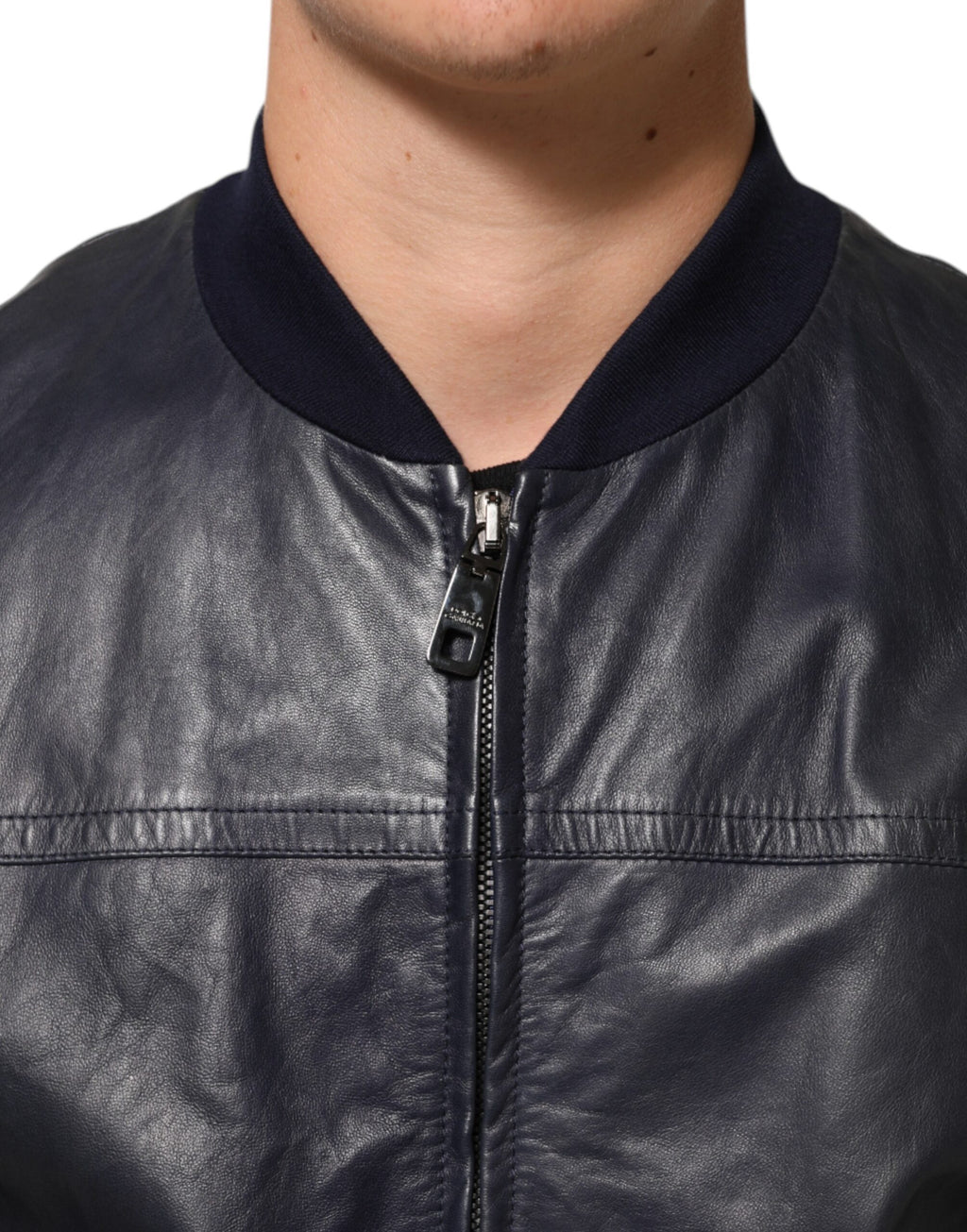 Blouson biker en cuir bleu Dolce & Gabbana avec fermeture éclair complète, style tendance et détails élégants.