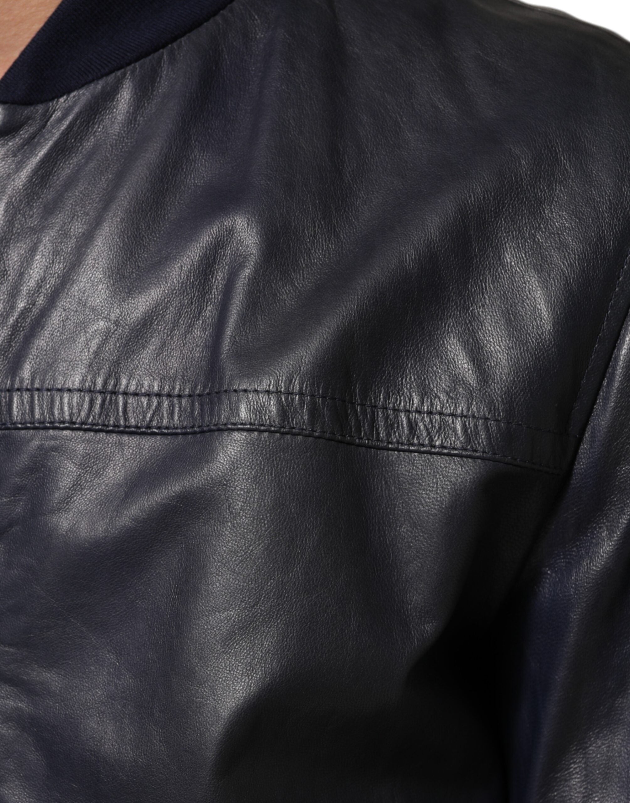 Veste en cuir bleu Dolce & Gabbana à fermeture éclair complète, style blouson biker, visible sur cette image.