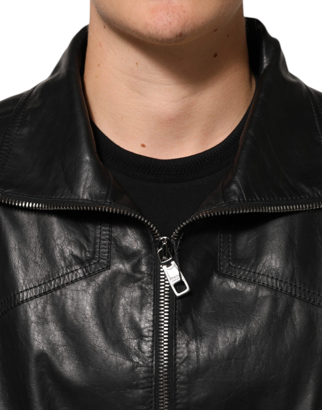 Veste biker en cuir noir Dolce & Gabbana avec fermeture éclair complète, style robuste et élégant, vue de face.