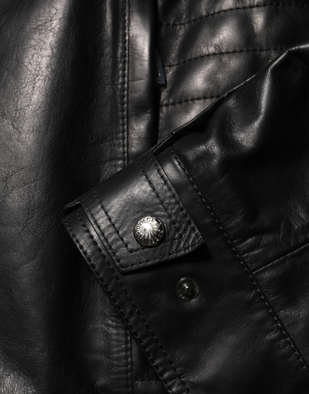 Veste noire en cuir Dolce & Gabbana, blouson biker à fermeture éclair complète, style élégant et moderne.