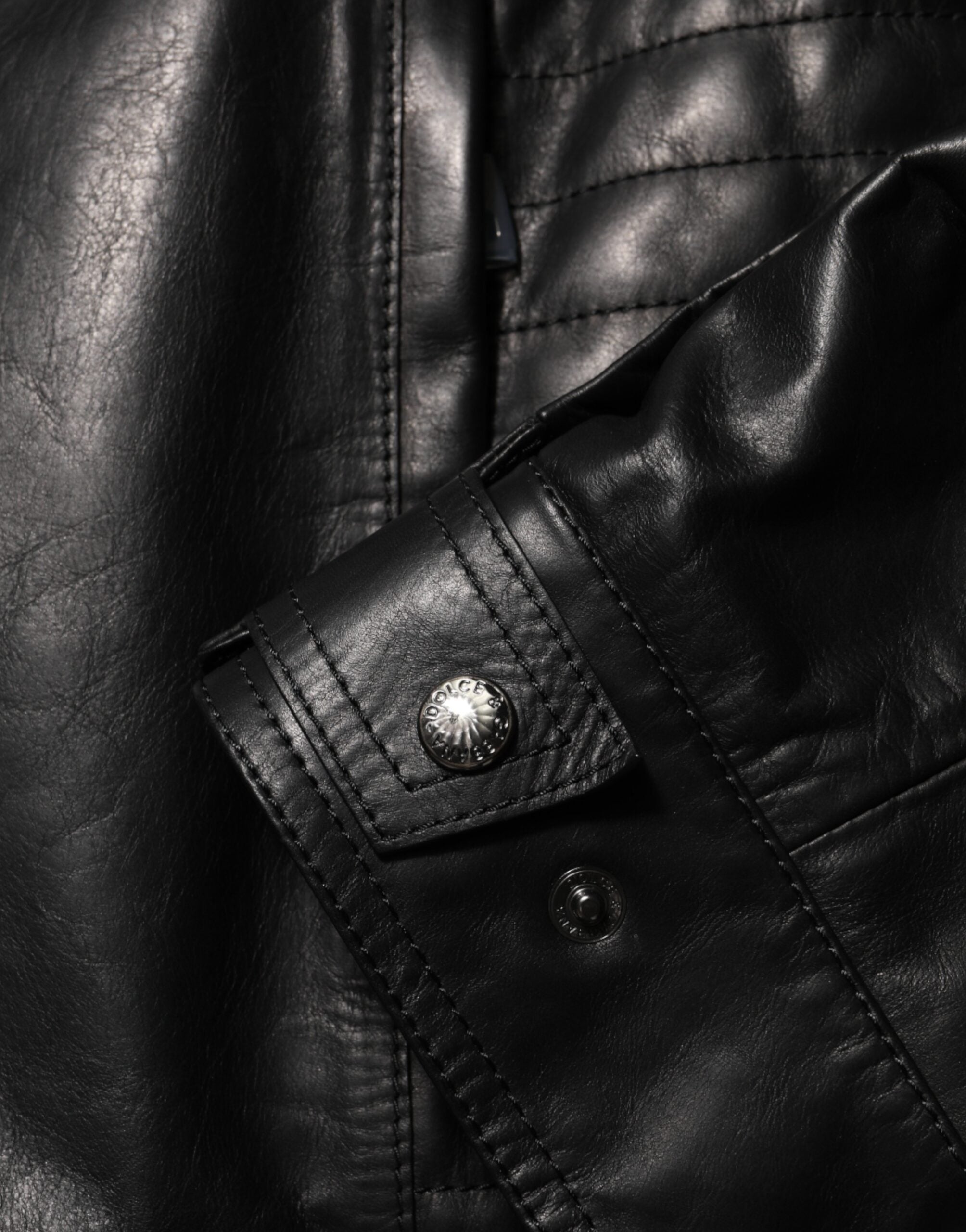 Veste noire en cuir Dolce & Gabbana, blouson biker à fermeture éclair complète, style élégant et moderne.