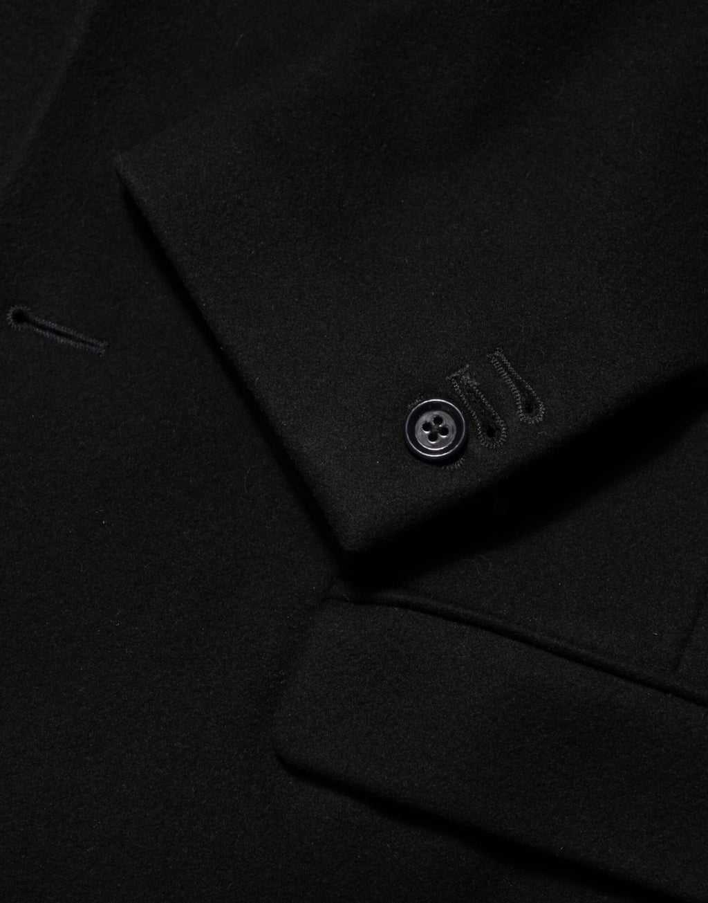 Manteau trench pour homme Dolce & Gabbana en laine noire avec boutons, style élégant et classique.