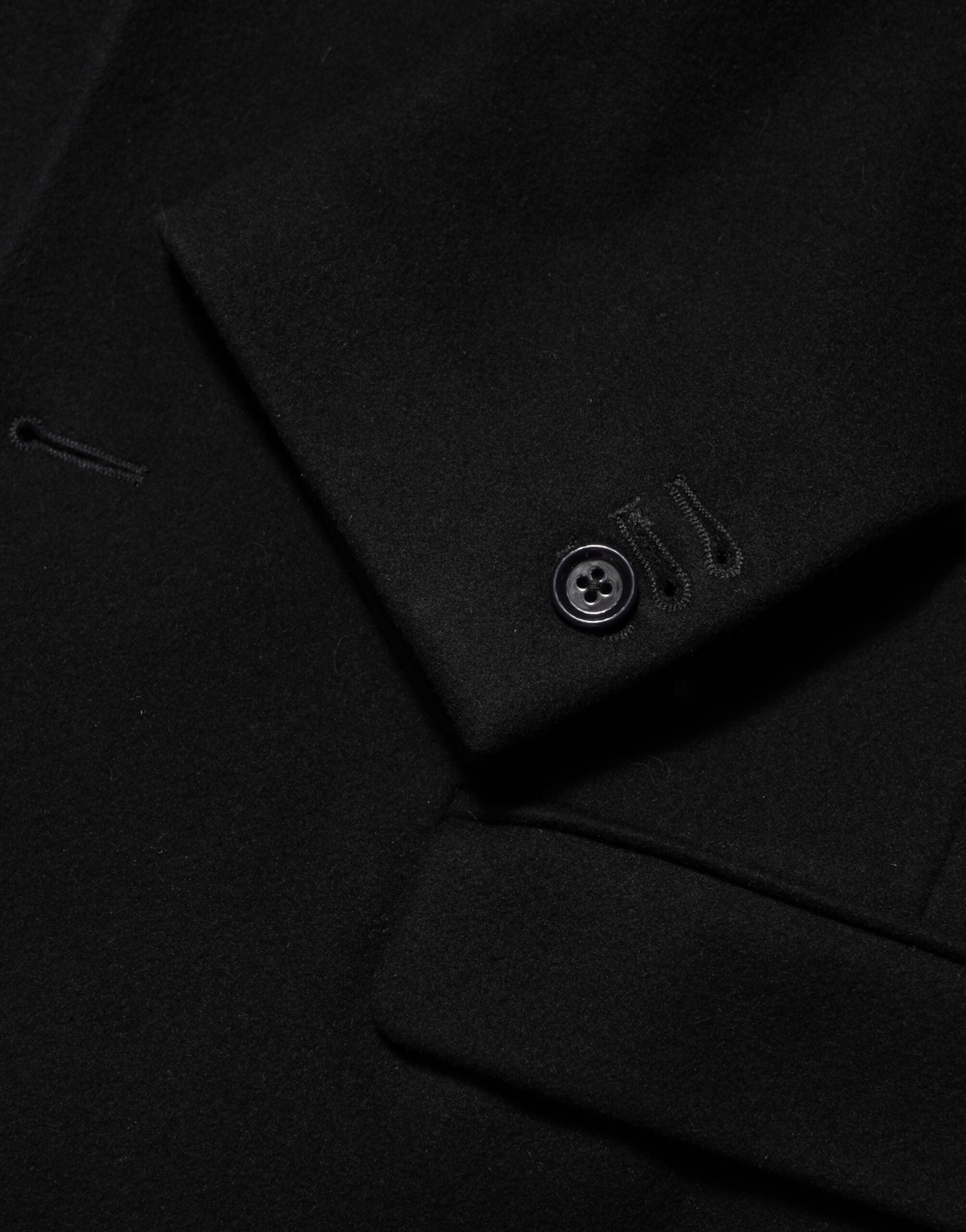 Manteau trench pour homme Dolce & Gabbana en laine noire avec boutons, style élégant et classique.