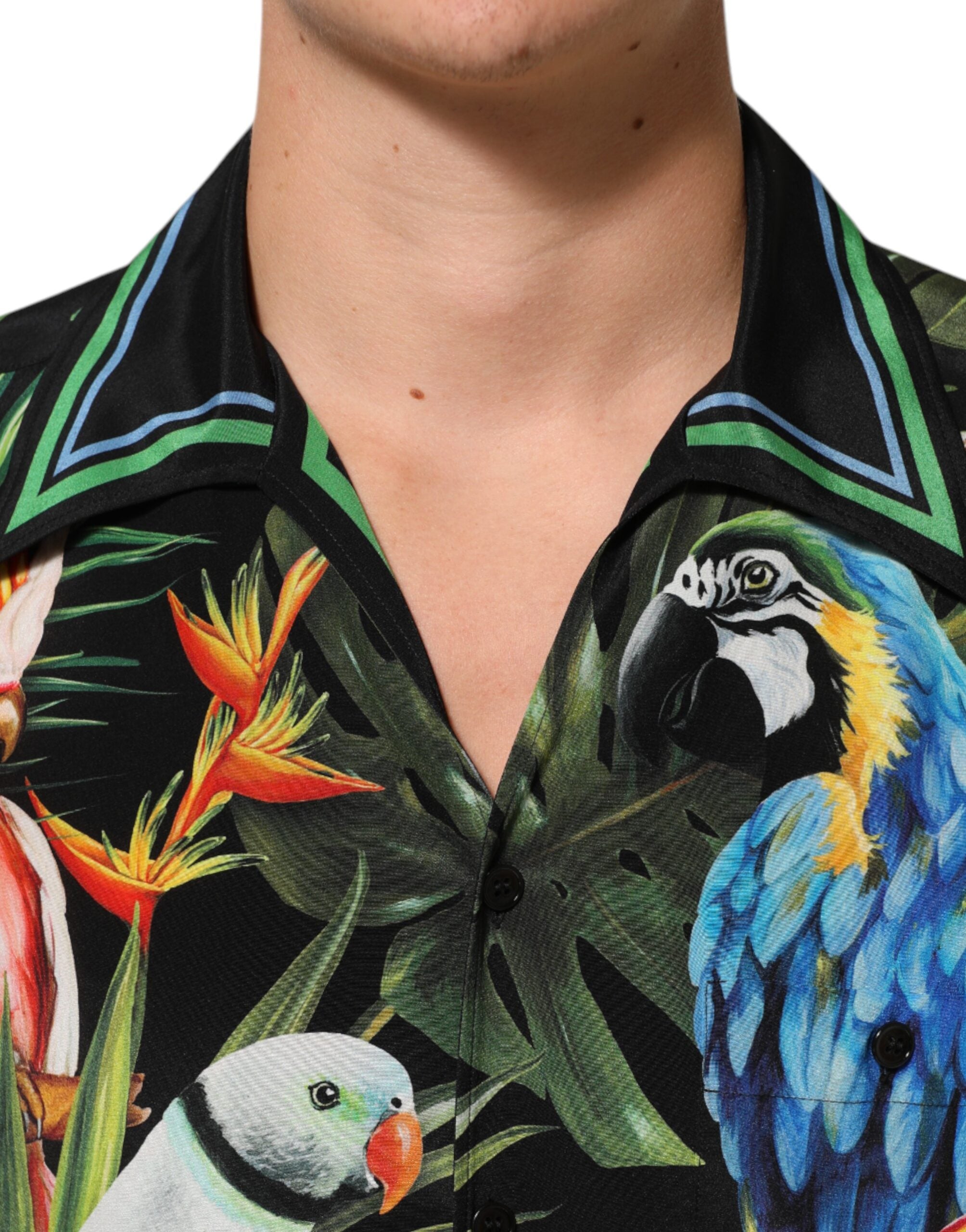 Chemise décontractée Dolce & Gabbana avec imprimé perroquet multicolore, style lounge casual, visible en détail dans l’image.
