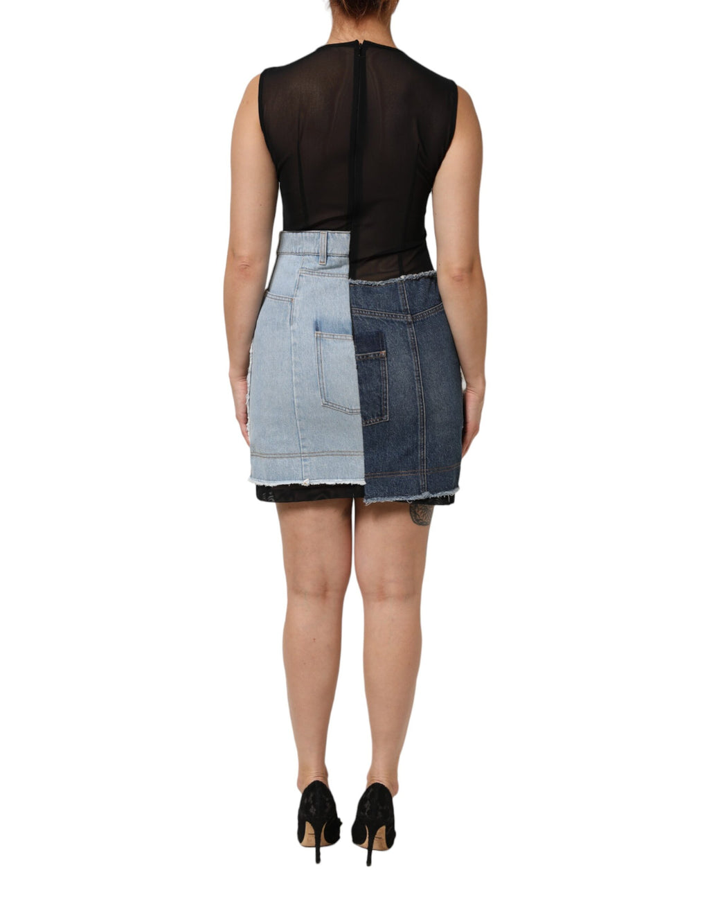 Robe courte en denim patchwork bleue de Dolce & Gabbana, robe fourreau en nylon avec détails modernes et style élégant.