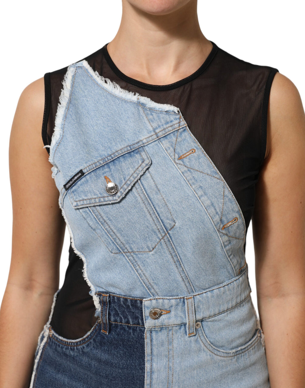 Robe courte en denim patchwork bleu de Dolce & Gabbana, robe moulante en nylon avec détails élégants.