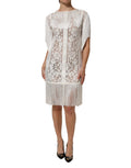 Robe blanche en dentelle florale avec franges, longueur genou, de la marque Dolce & Gabbana, élégante et sophistiquée.