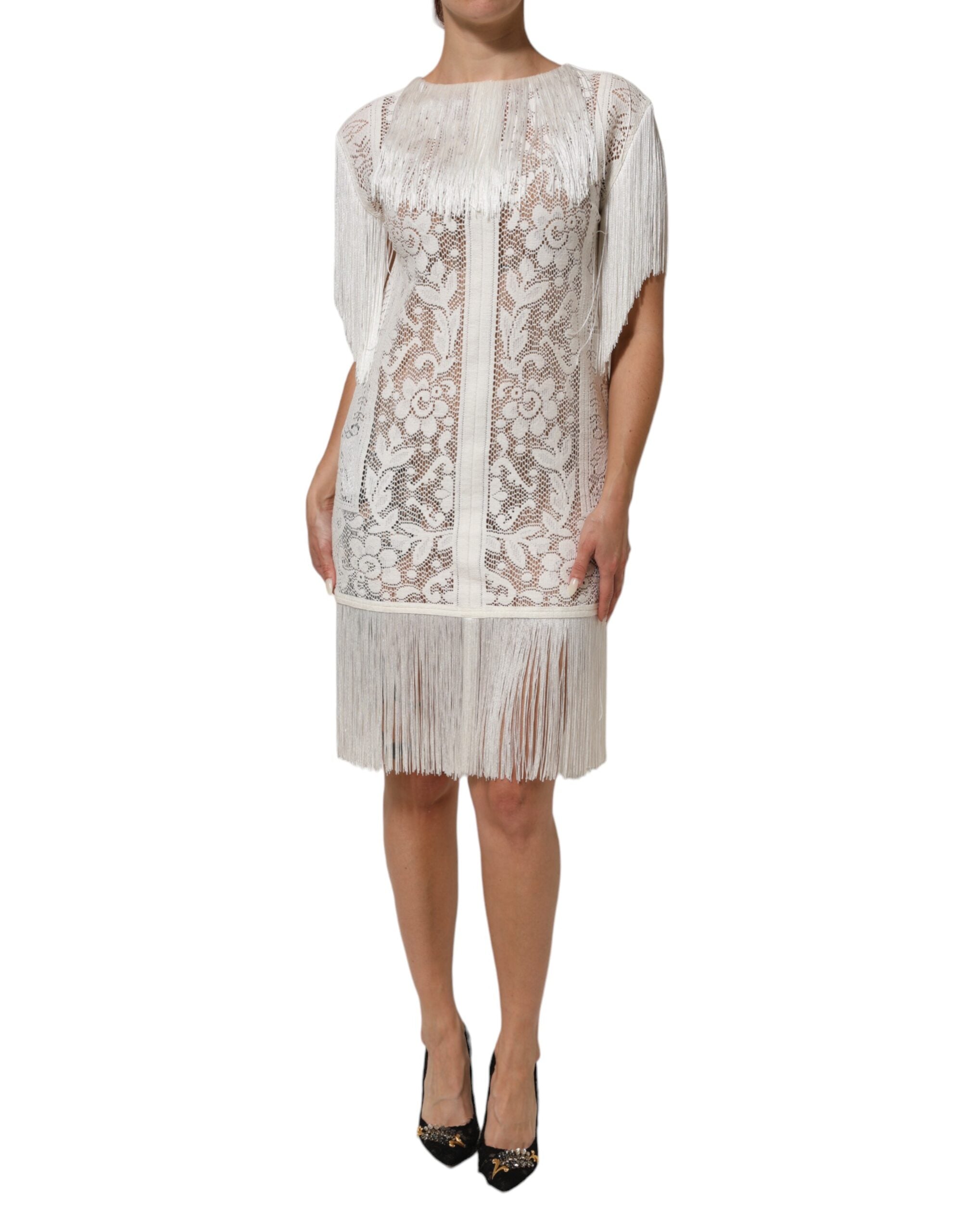 Robe blanche en dentelle florale avec franges, longueur genou, de la marque Dolce & Gabbana, élégante et sophistiquée.