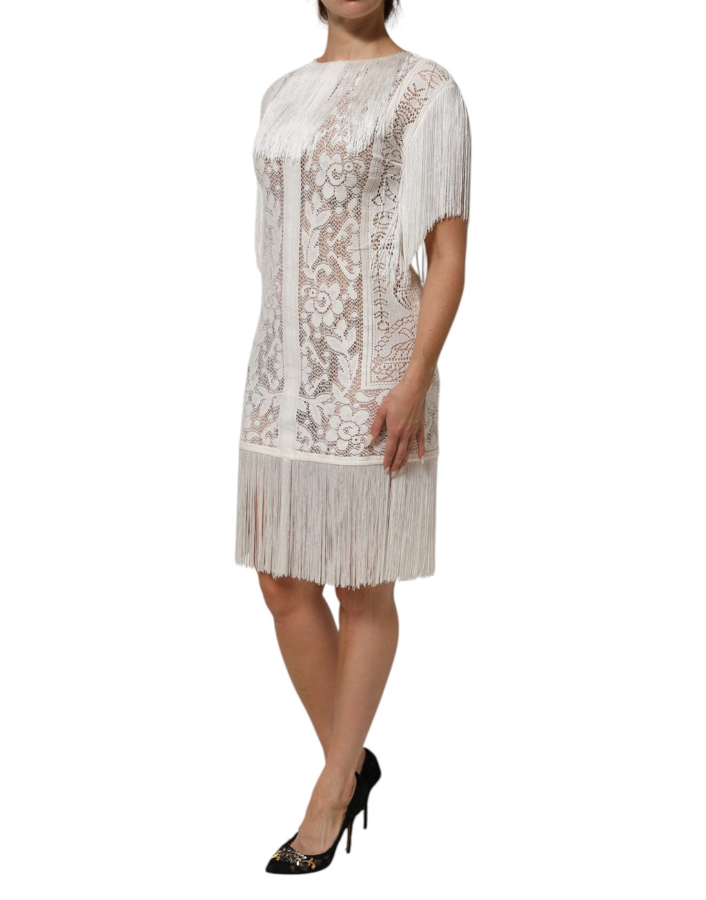 Robe longue en dentelle florale blanche Dolce & Gabbana avec franges, longueur au genou, élégante et sophistiquée.