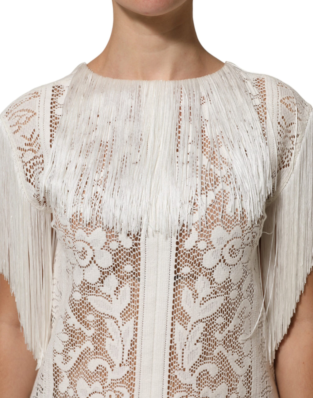 Robe blanche en dentelle florale avec franges au genou, robe élégante de Dolce & Gabbana.