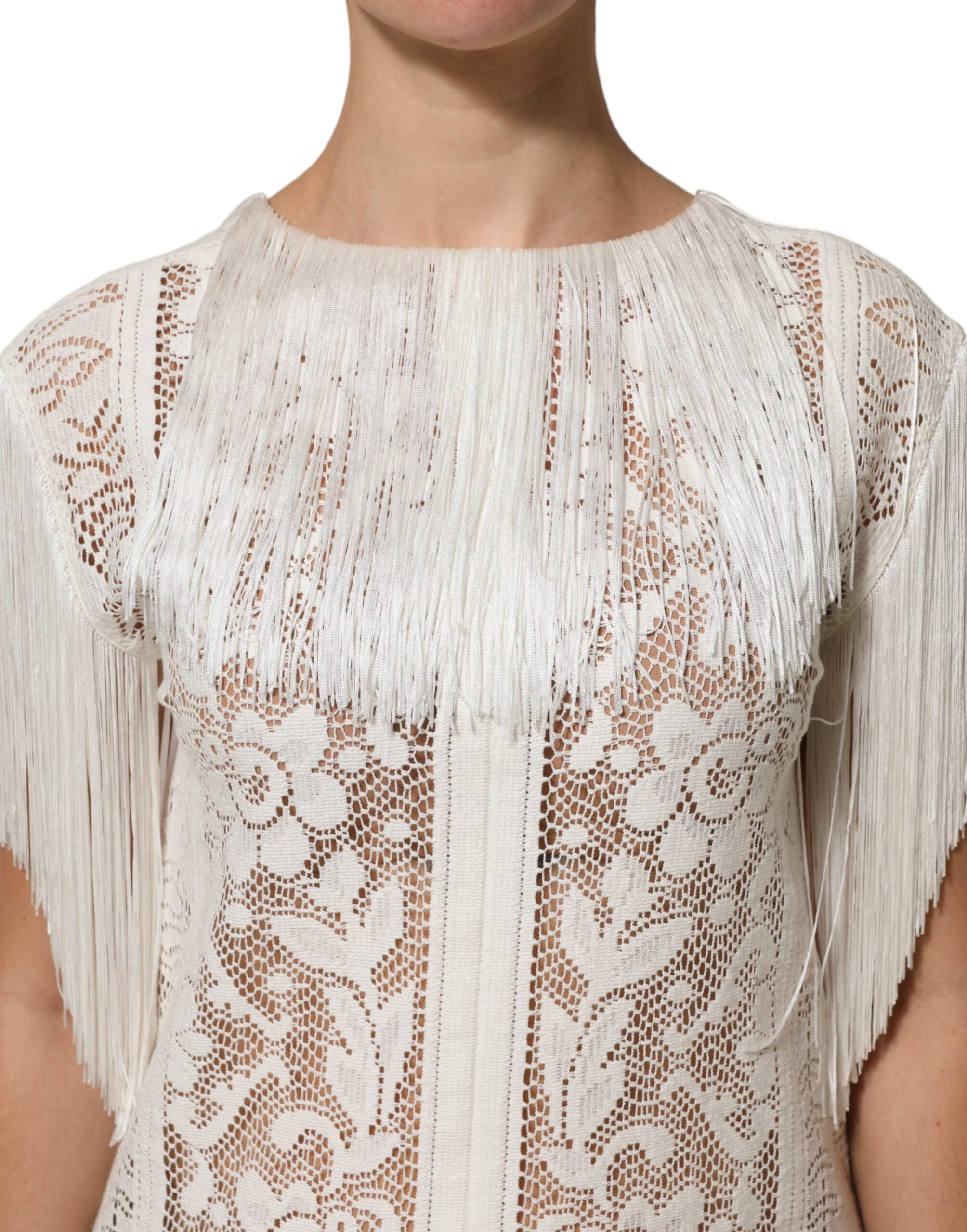 Robe blanche en dentelle florale avec franges au genou, robe élégante de Dolce & Gabbana.