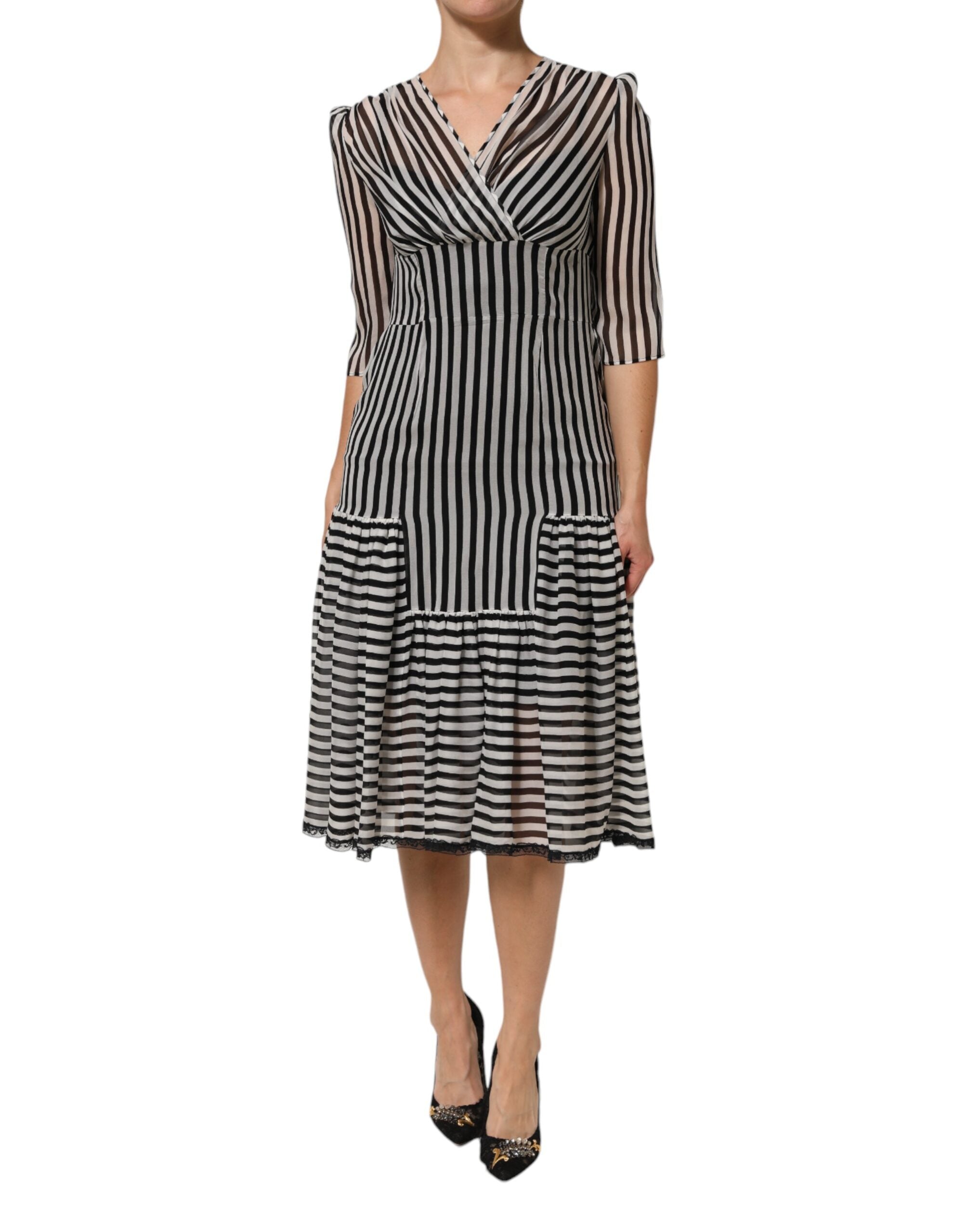 Robe midi en soie à rayures noires et blanches de Dolce & Gabbana, décolleté en V, style élégant et sophistiqué.