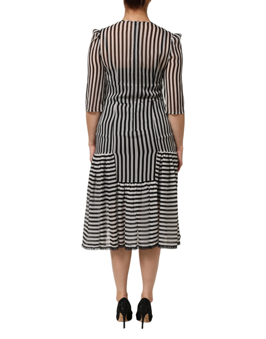 Robe midi en soie noire et blanche à rayures avec décolleté en V de la marque Dolce & Gabbana, visible sur l'image.