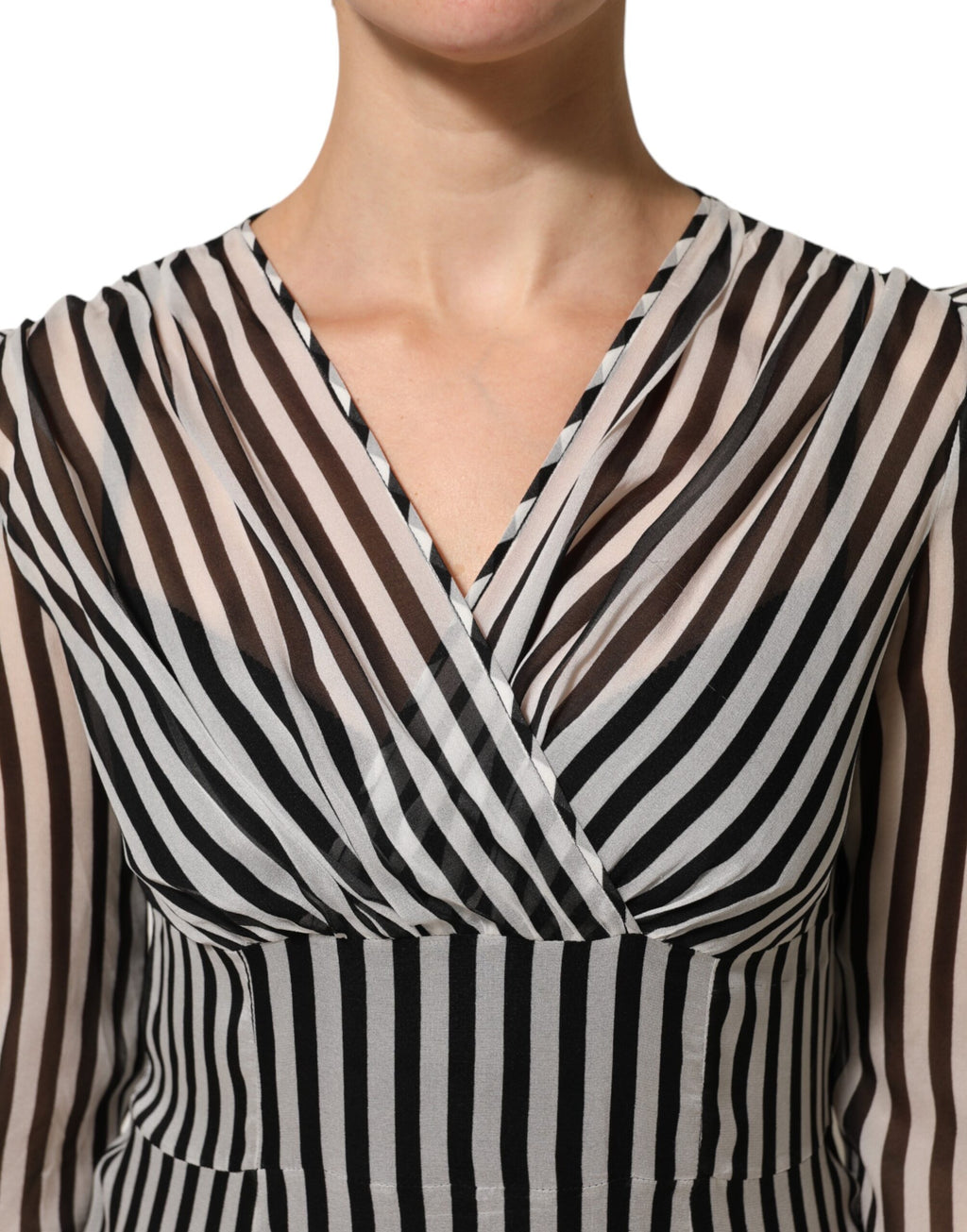Robe midi en soie à rayures noires et blanches de Dolce & Gabbana avec col en V élégante.