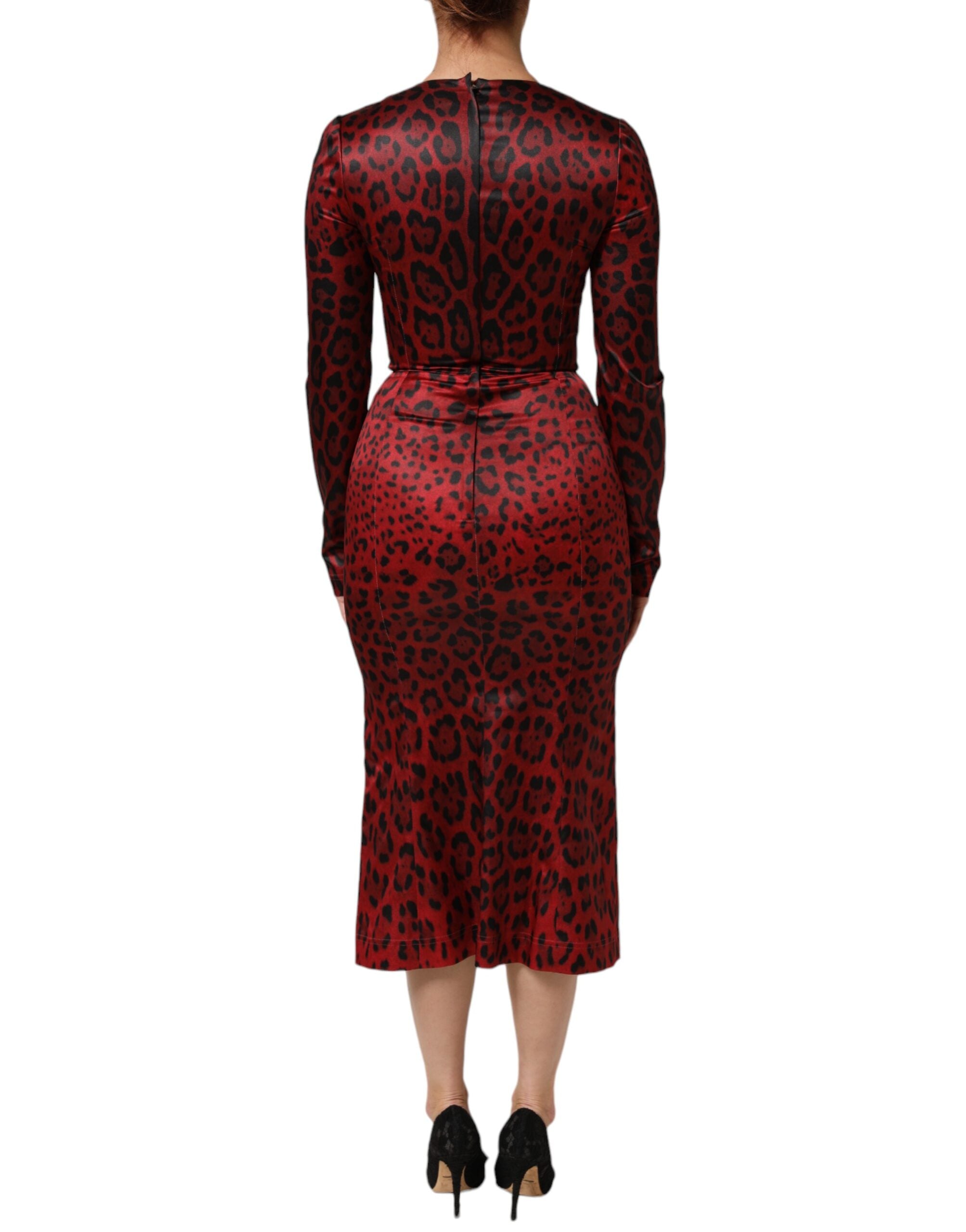 Robe Dolce & Gabbana rouge à manches longues à motif léopard, coupe ajustée et élégante pour femme.