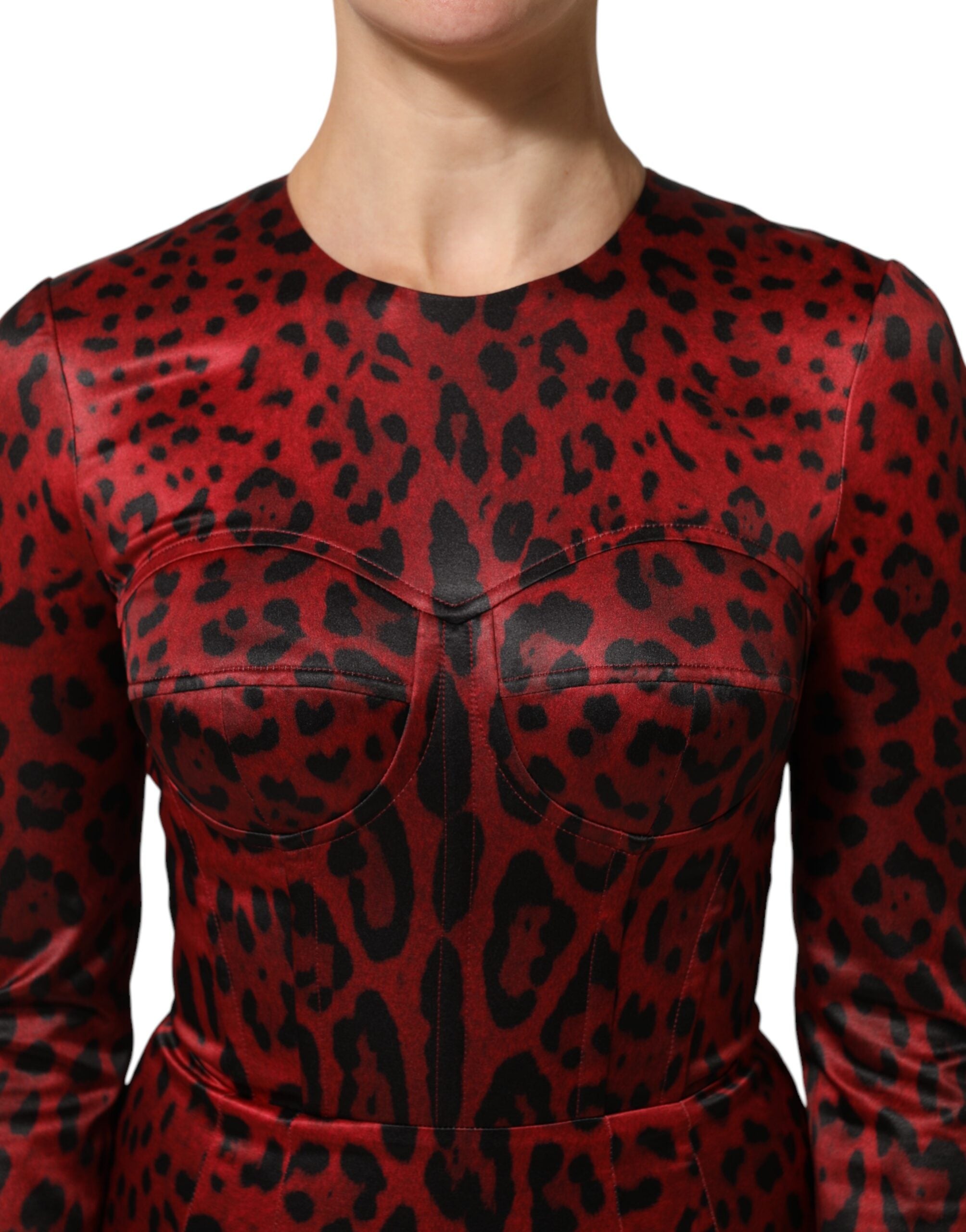Robe longue à manches longues Dolce & Gabbana à imprimé léopard rouge, coupe ajustée et élégante.