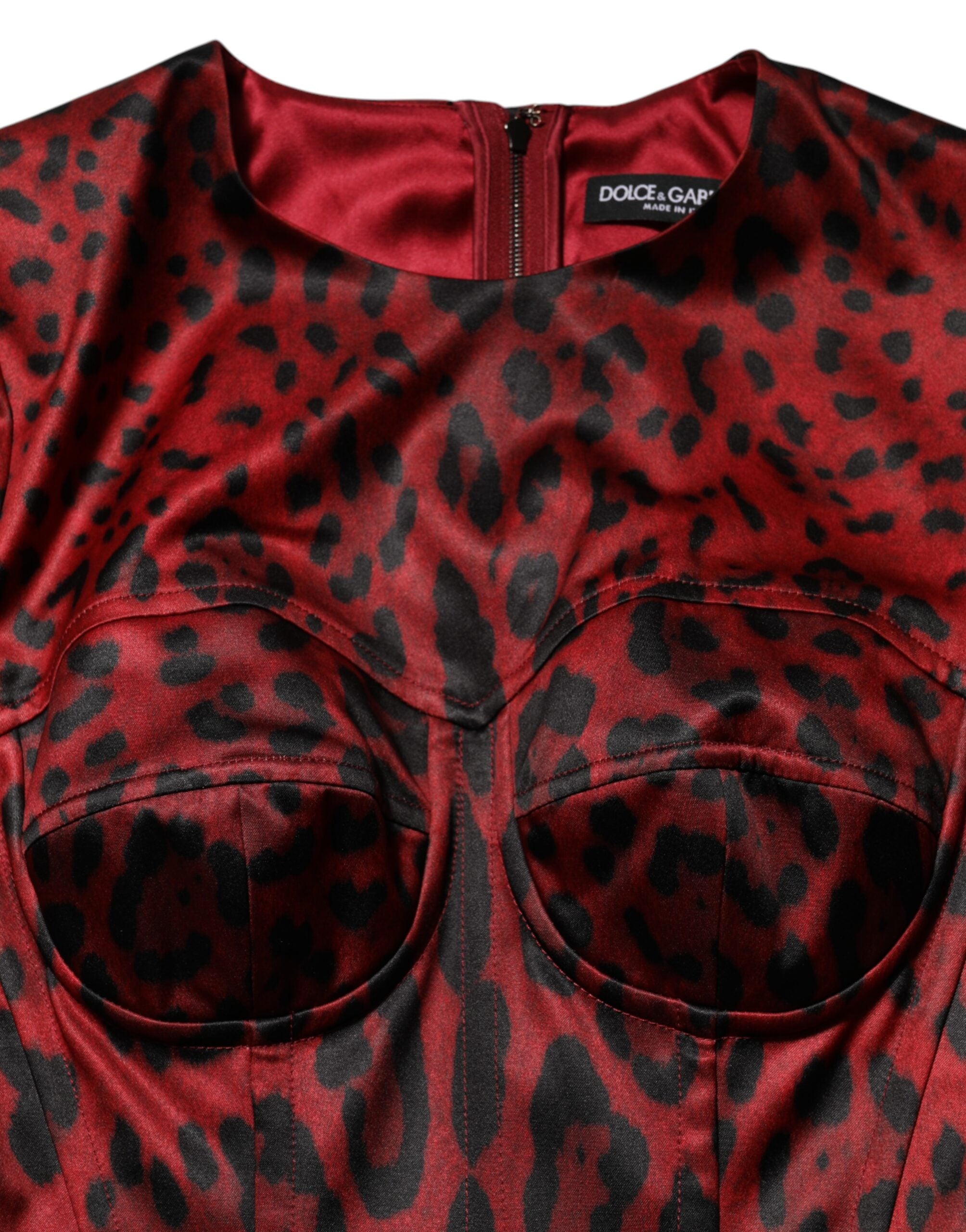 Robe Dolce & Gabbana rouge à manches longues et motif léopard, coupe ajustée et élégante.