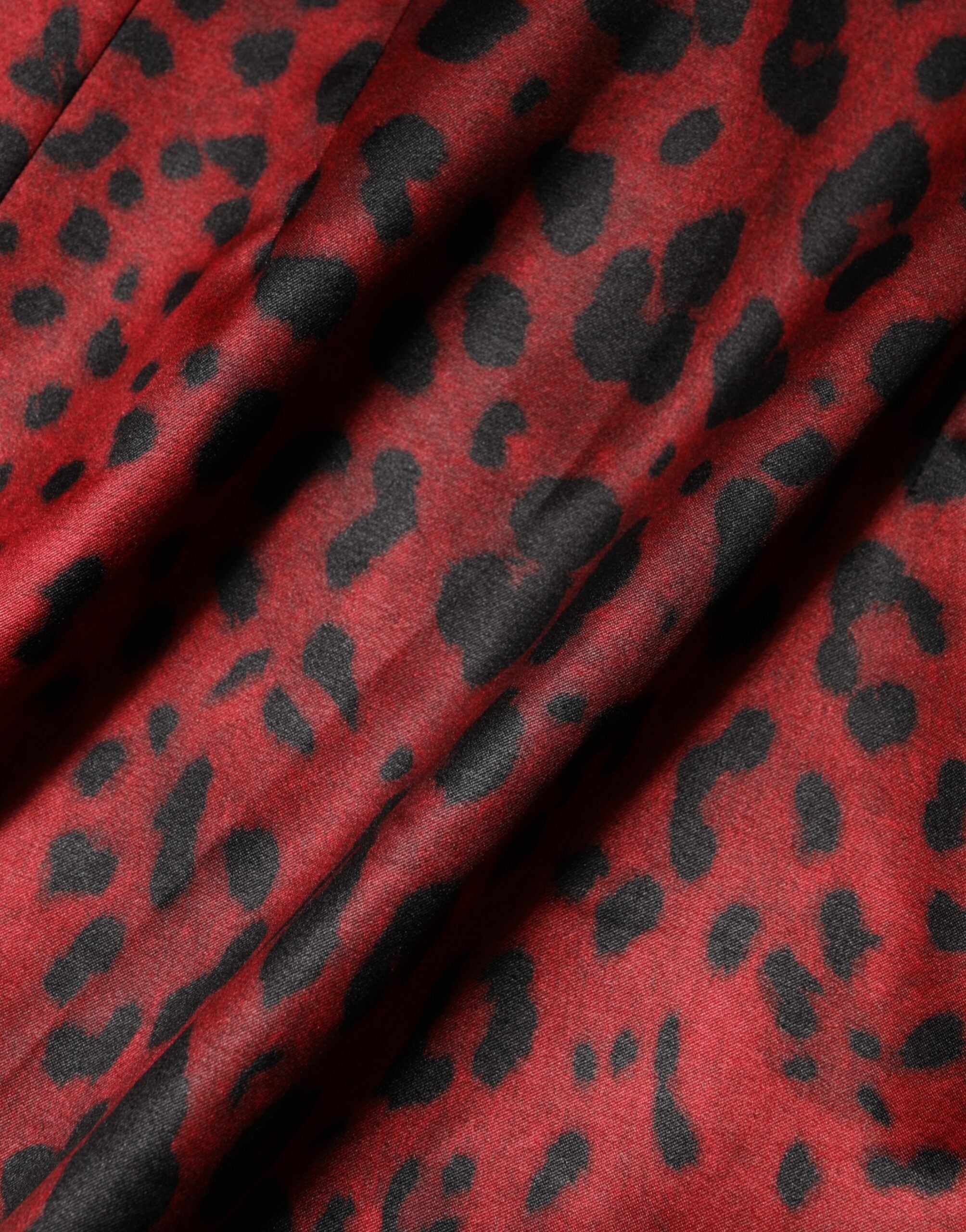 Robe longue Dolce & Gabbana à manches longues, motif léopard rouge, coupe ajustée et élégante.