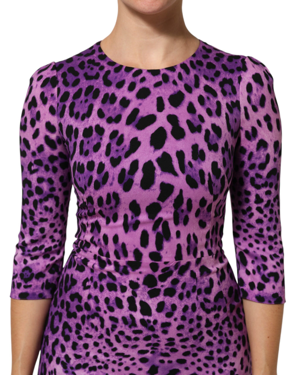 Robe courte Dolce & Gabbana Violet Leopard Bodycon, tissu moulant avec motif léopard violet, coupe ajustée et élégante.