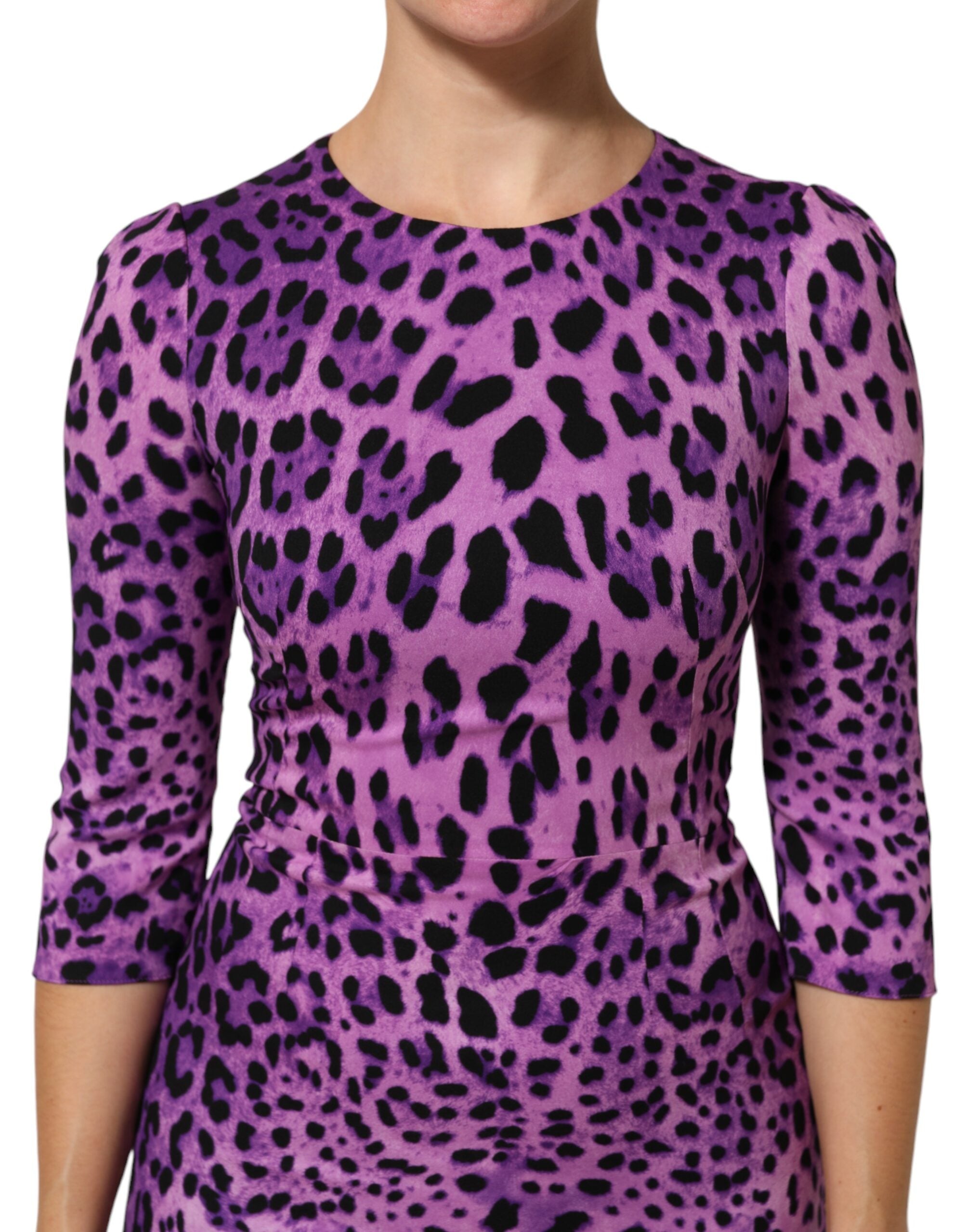 Robe courte Dolce & Gabbana Violet Leopard Bodycon, tissu moulant avec motif léopard violet, coupe ajustée et élégante.