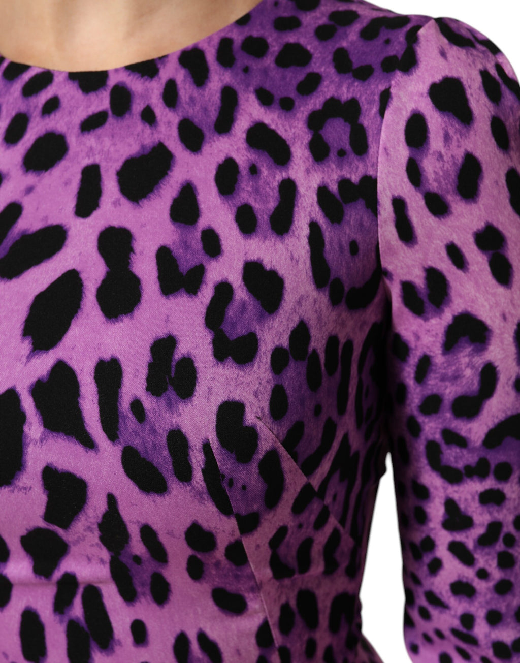 Robe courte moulante Dolce & Gabbana Violet Leopard, tissu ajusté avec motif léopard violet, col rond et détails élégants.