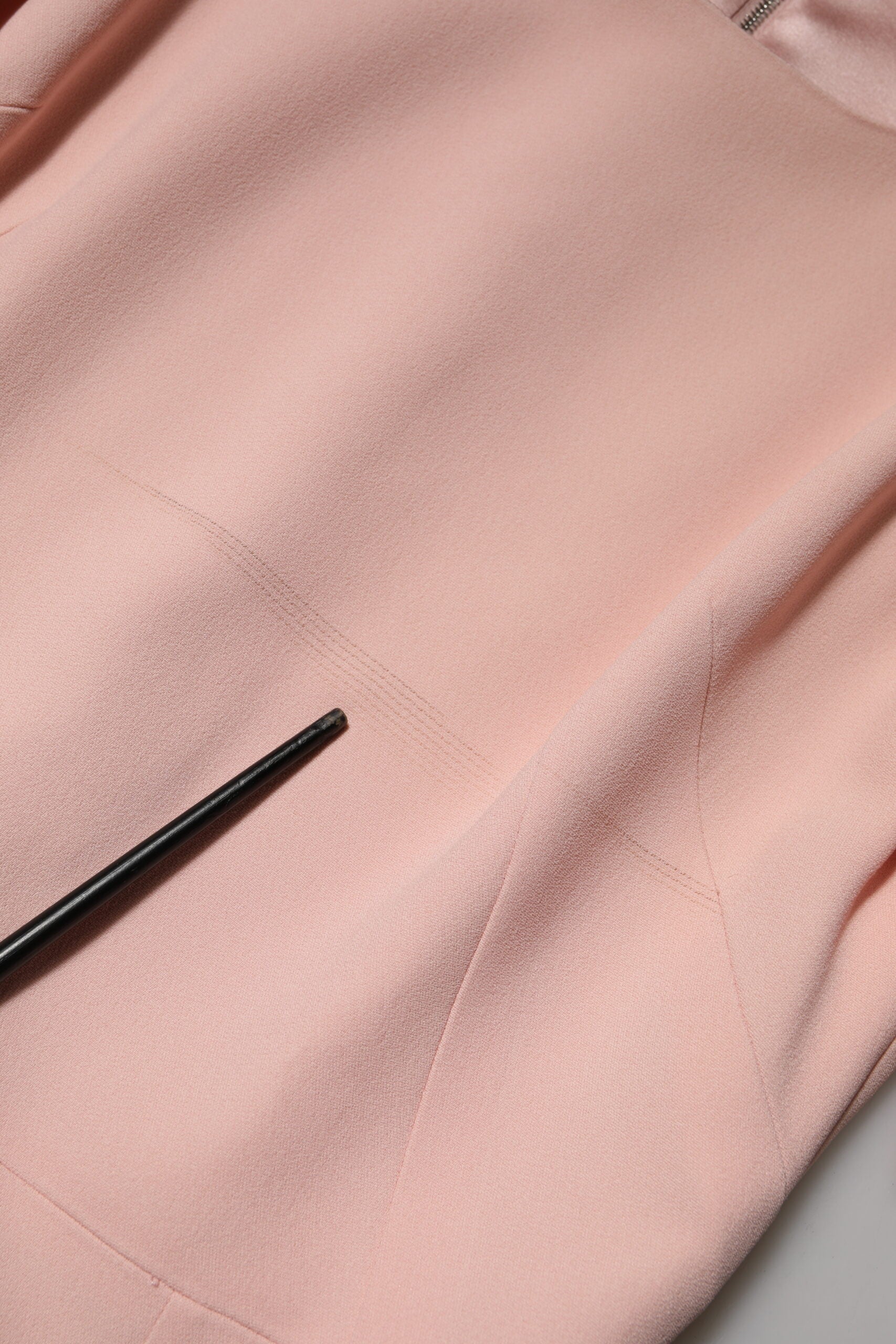 Robe midi Dolce & Gabbana en viscose rose, coupe ajustée et évasée, style robe fourreau élégante.