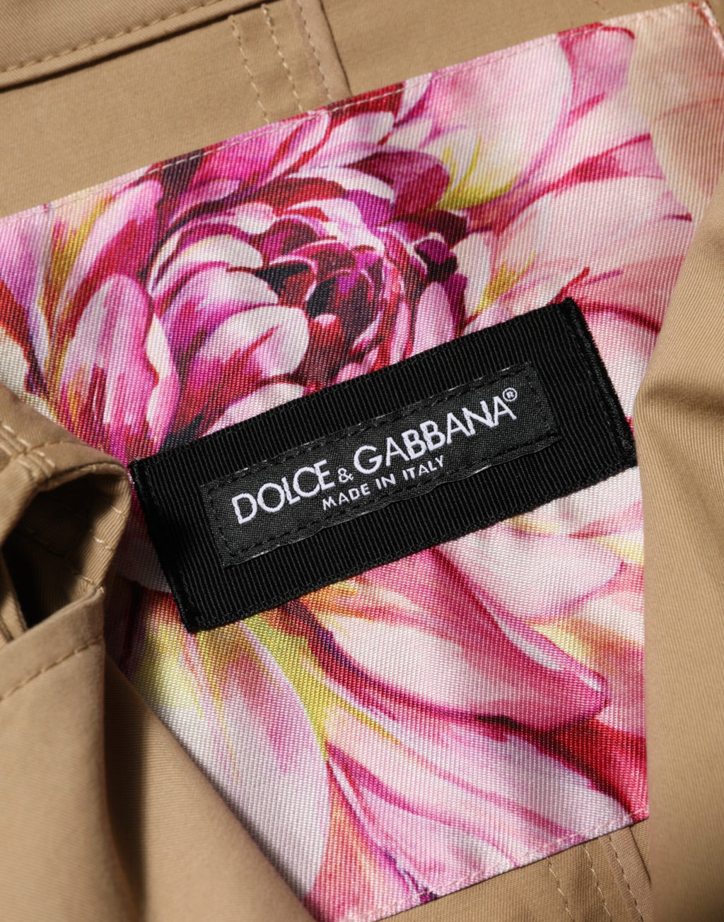 Manteau trench kaki à double boutonnage de Dolce & Gabbana, veste élégante en tissu léger, détails sophistiqués.