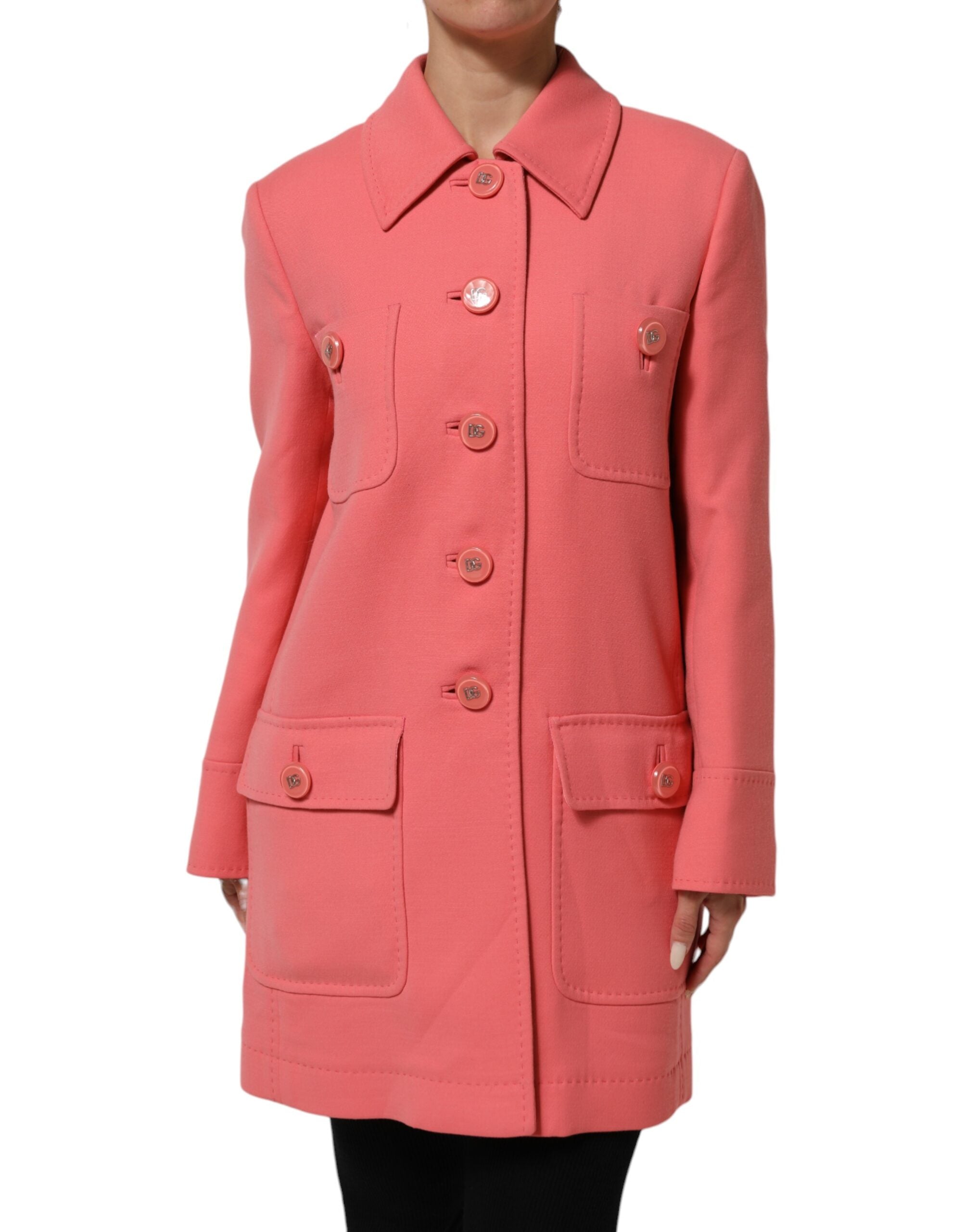 Manteau trench rose Dolce & Gabbana avec boutons, longueur mi-temps, style élégant et couture haut de gamme.